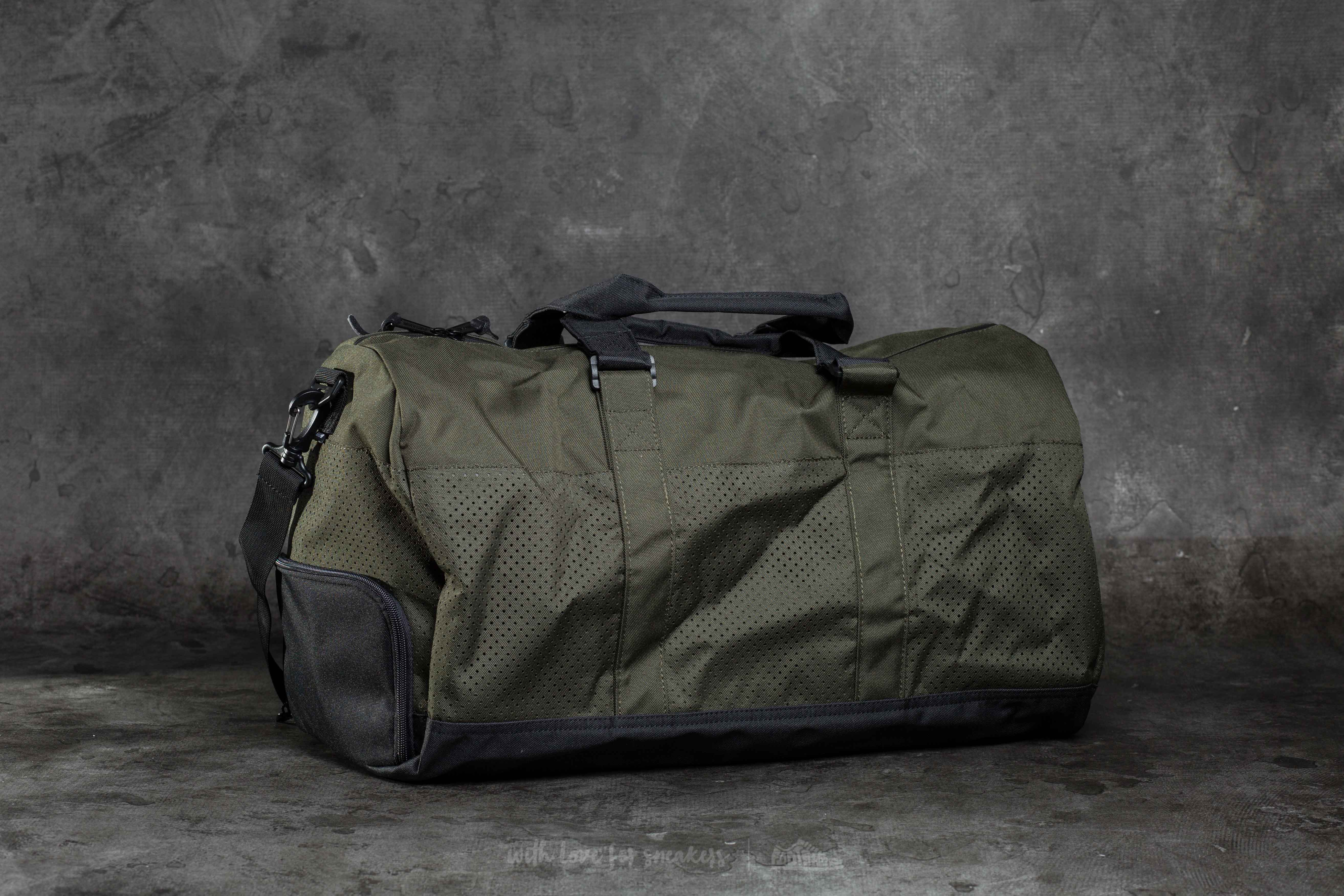Umhängetaschen Herschel Supply Co. Novel Duffle Forest Night/ Black