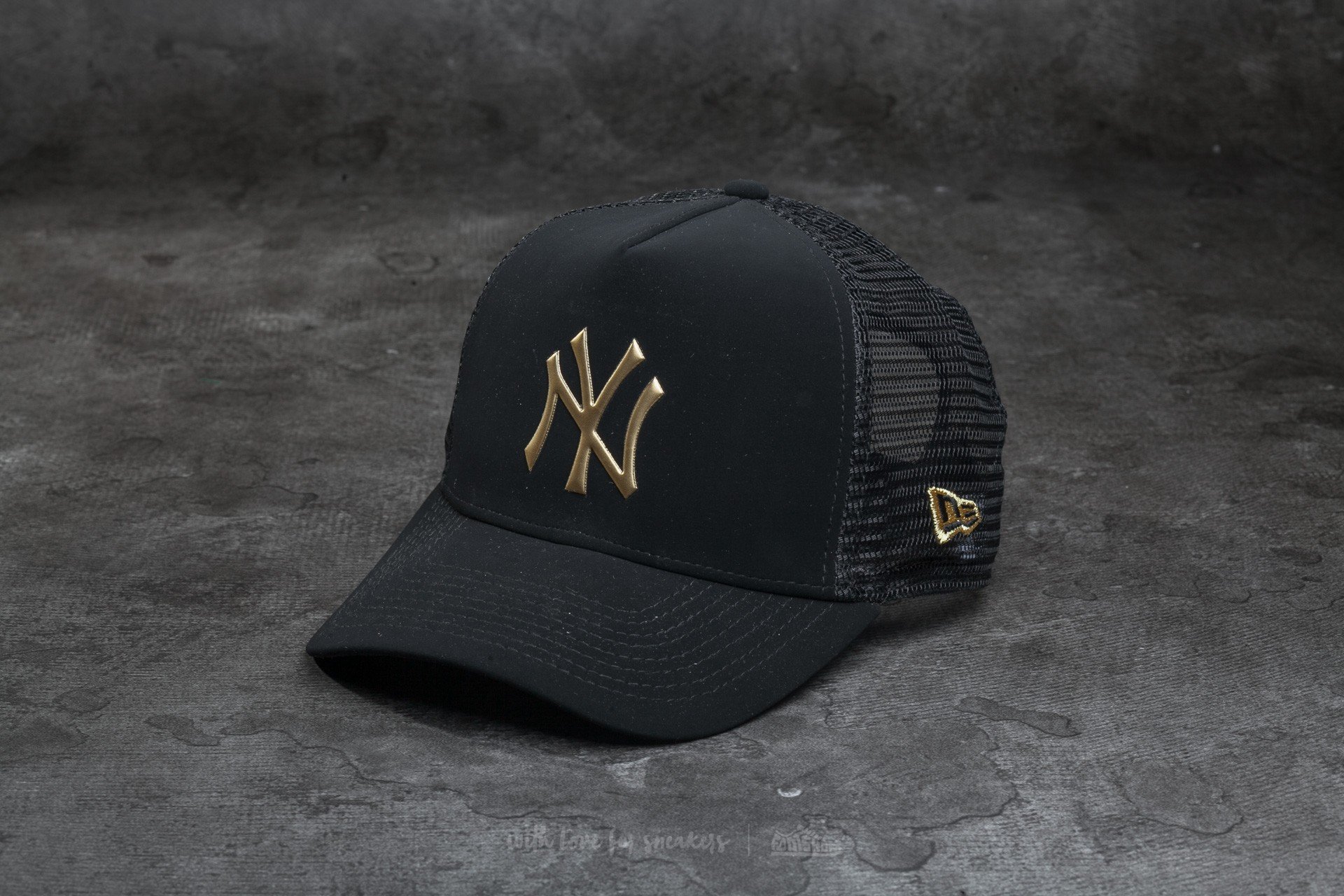 Trucker cap New Era 9Forty Nubuck Weld Trucker Black Gold Footshop
