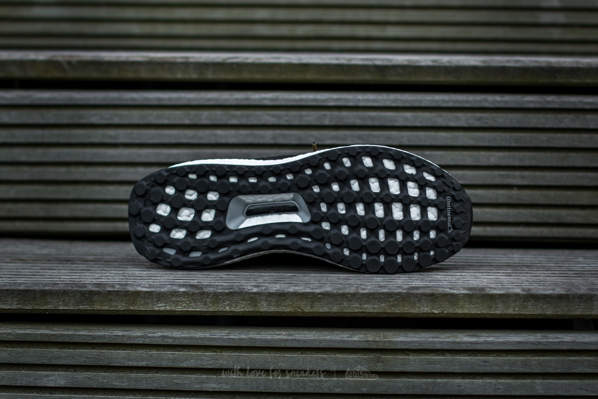 Ultra boost black kurz gold hotsell