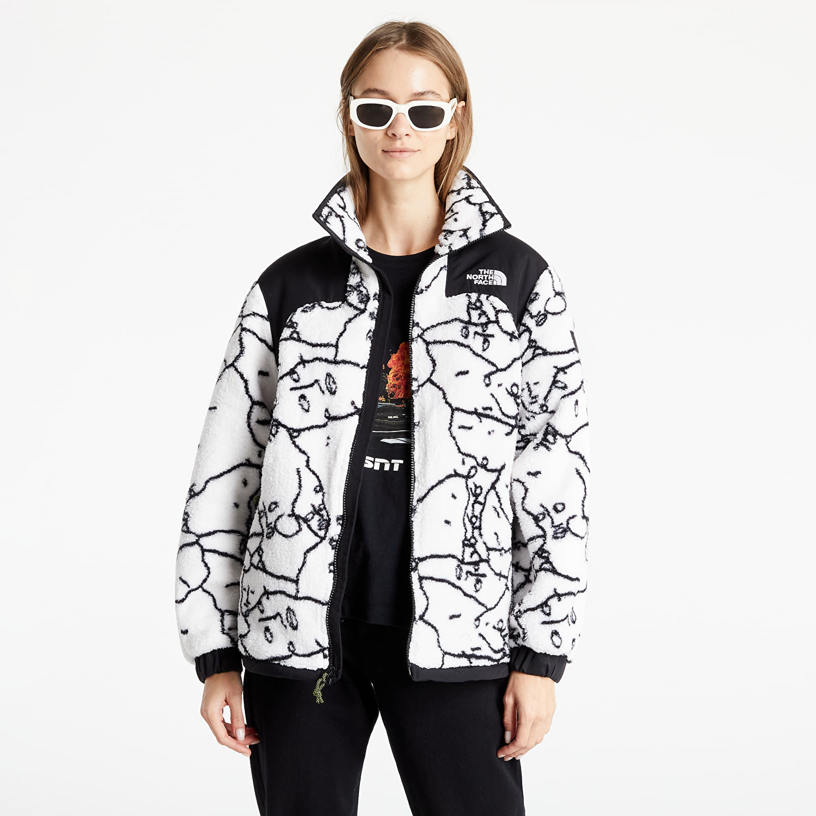 Hupparit ja collegepaidat The North Face Black Box Search & Rescue Oversized Sherpa Tnf white/ Shantell Martin