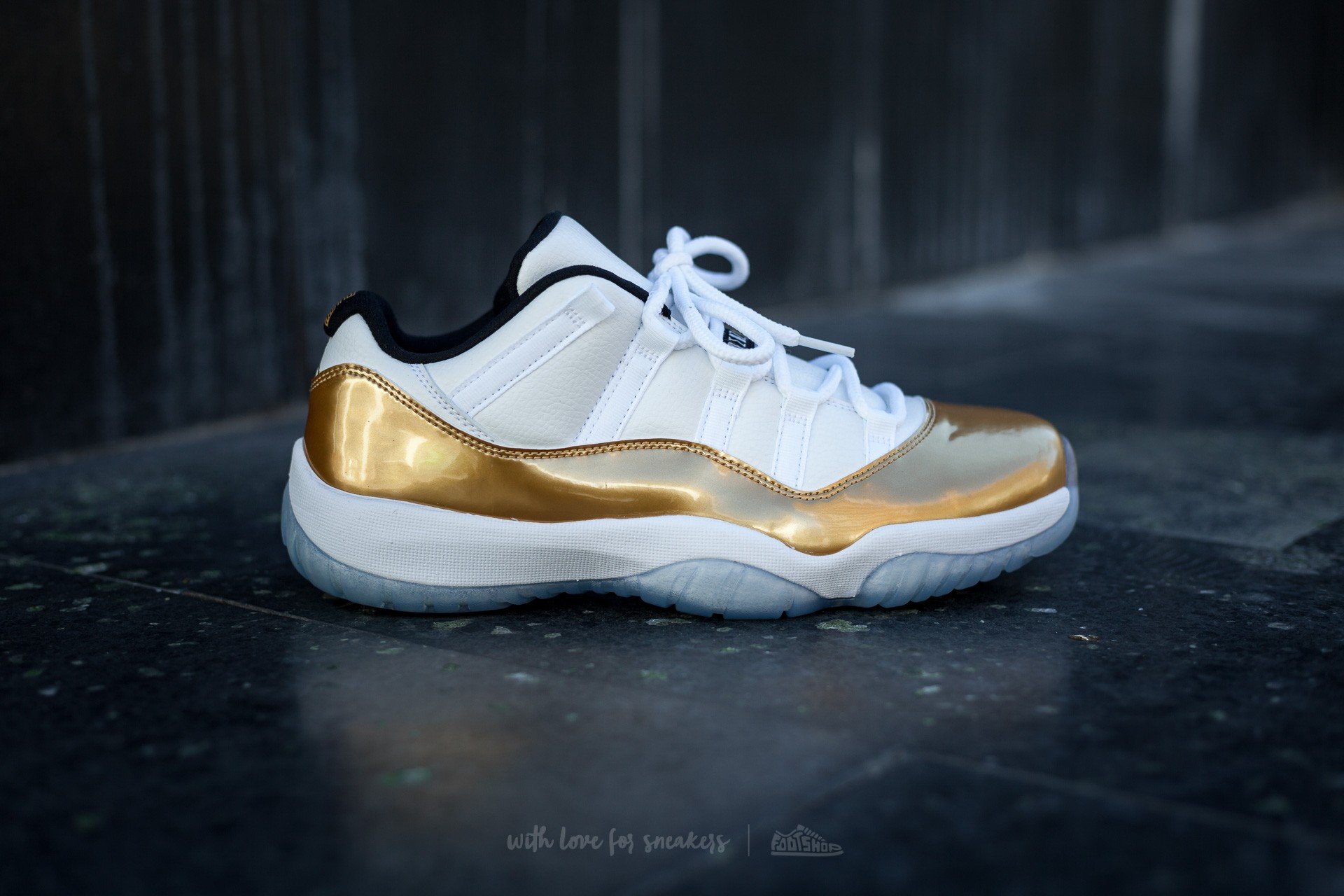 Jordans 11 2025 gold