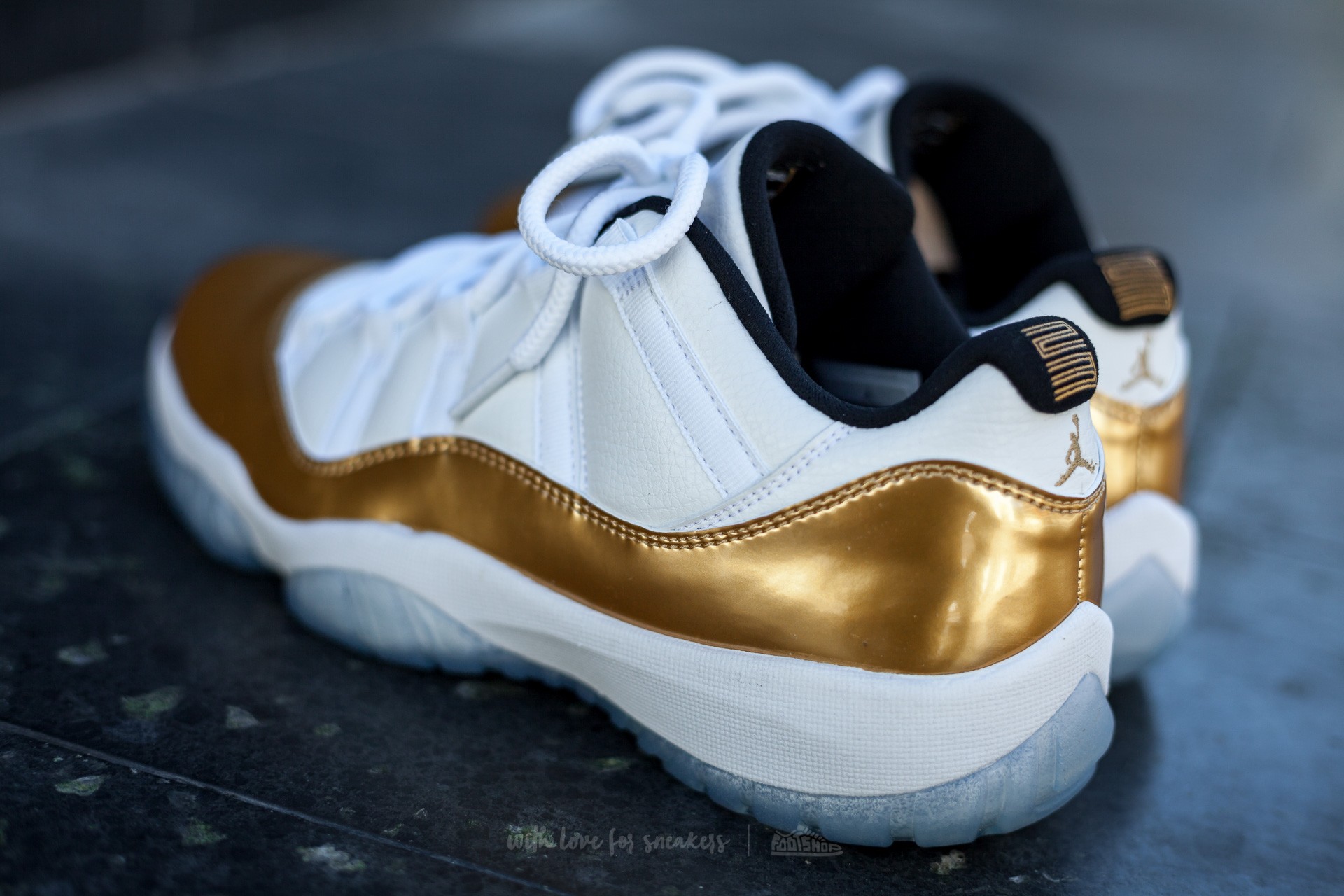 Retro 11 2024 low gold