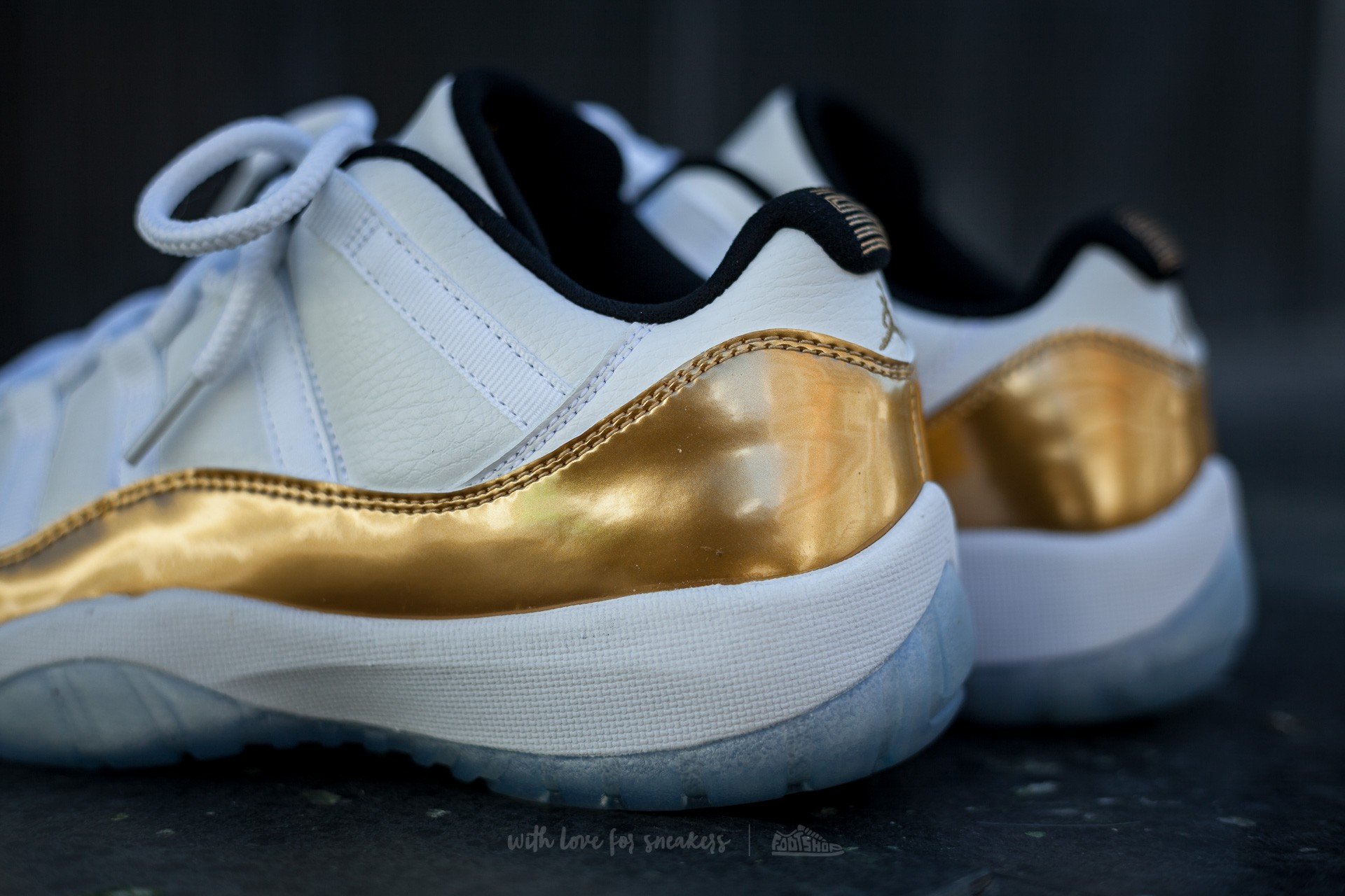 Ανδρικά παπούτσια Air Jordan 11 Retro Low White/ Metallic Gold Coin-Black