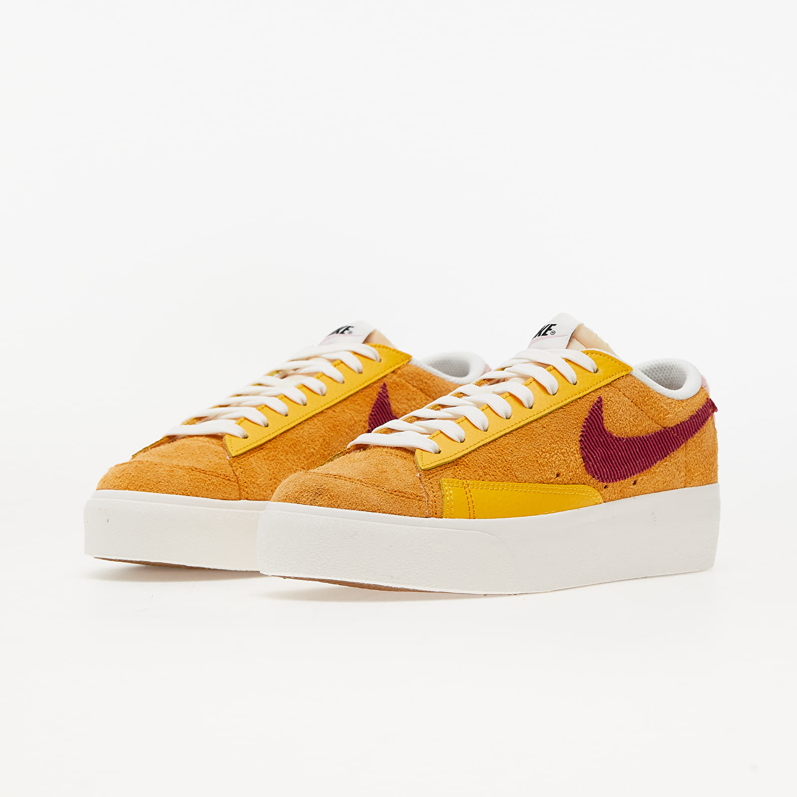 Damen Sneaker und Schuhe Nike W Blazer Low Platform Sunset Rush Maroon University Gold Footshop
