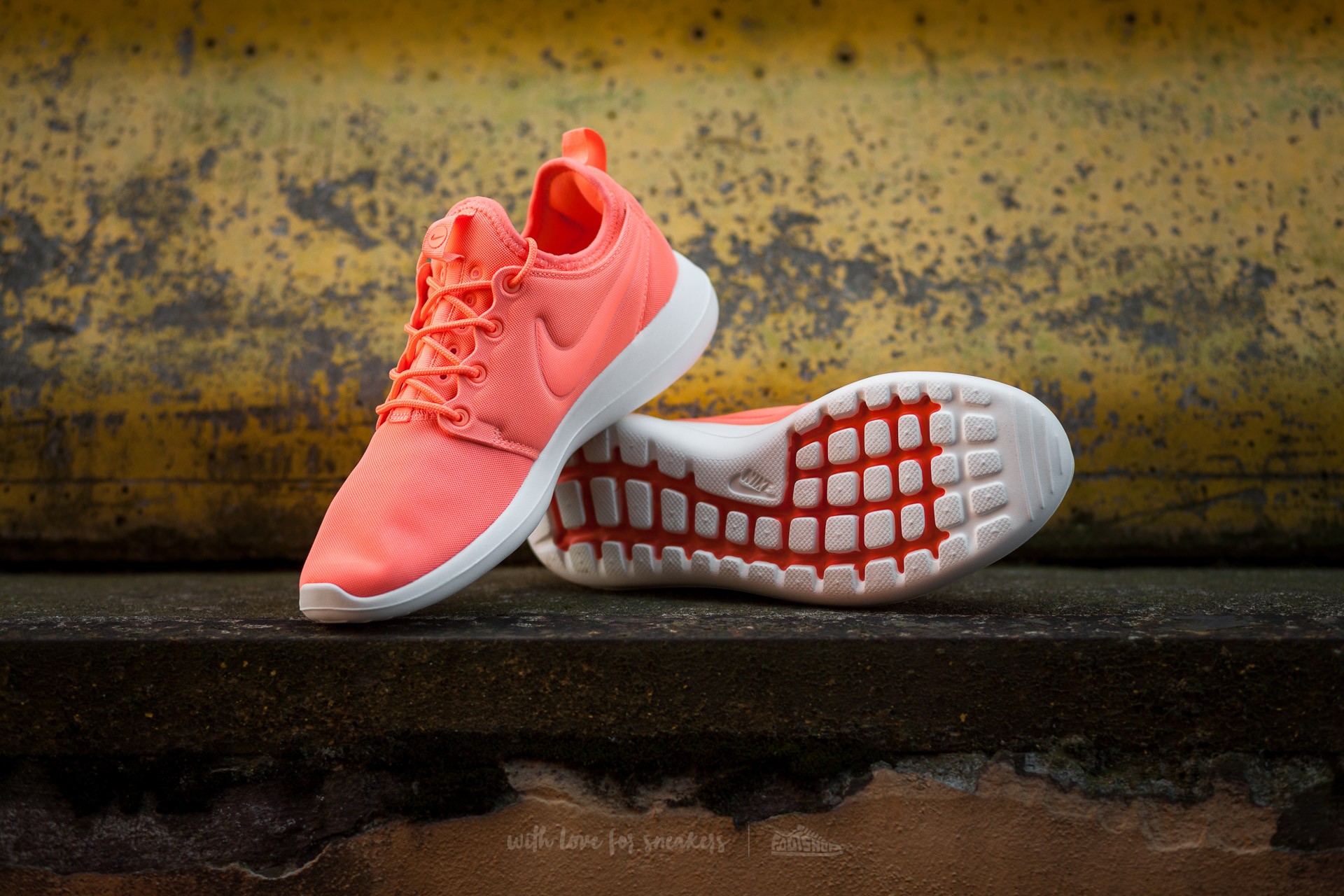 Women's shoes Nike W Roshe Two Atomic Pink/ Sail-Turf Orange