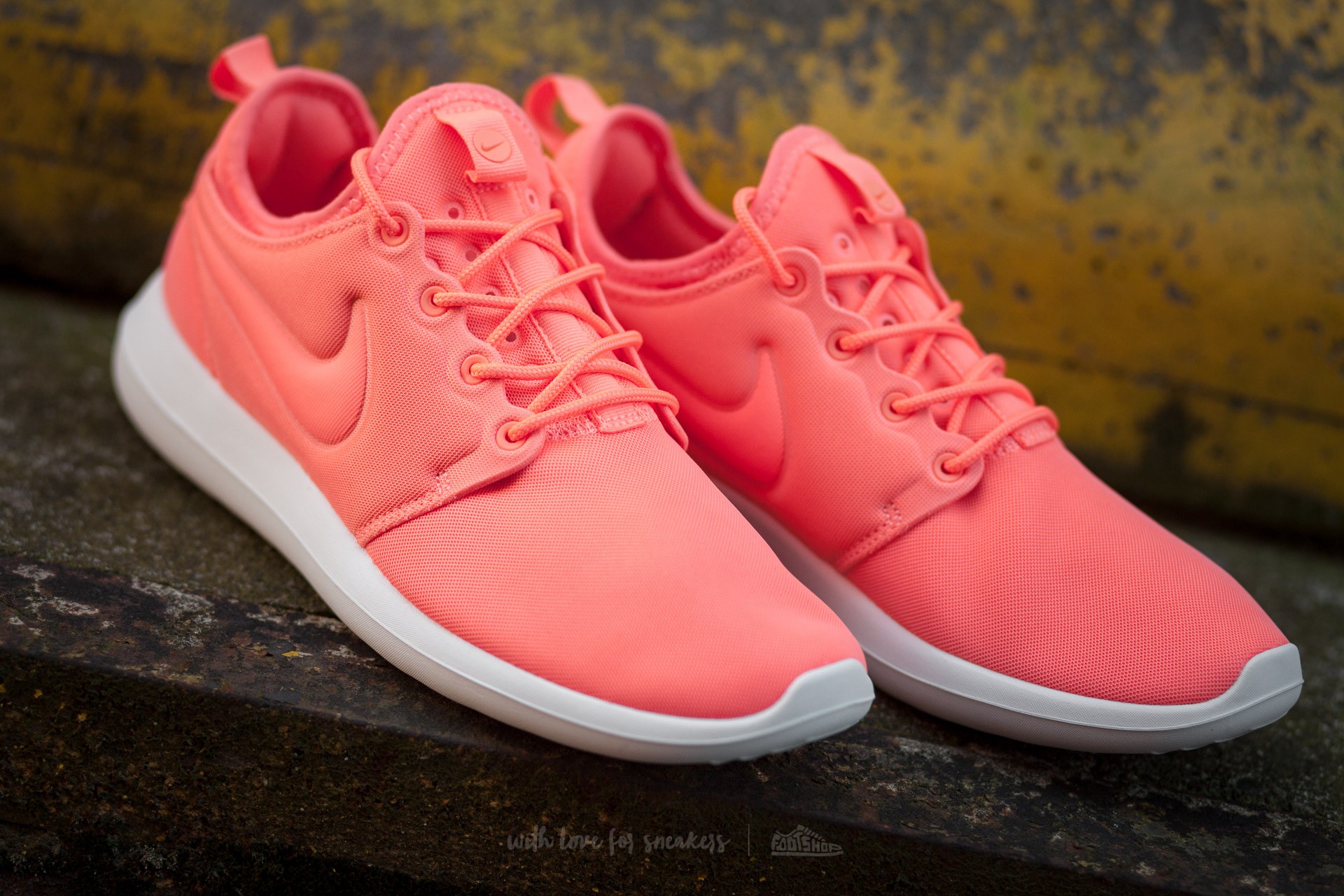 Women's shoes Nike W Roshe Two Atomic Pink/ Sail-Turf Orange