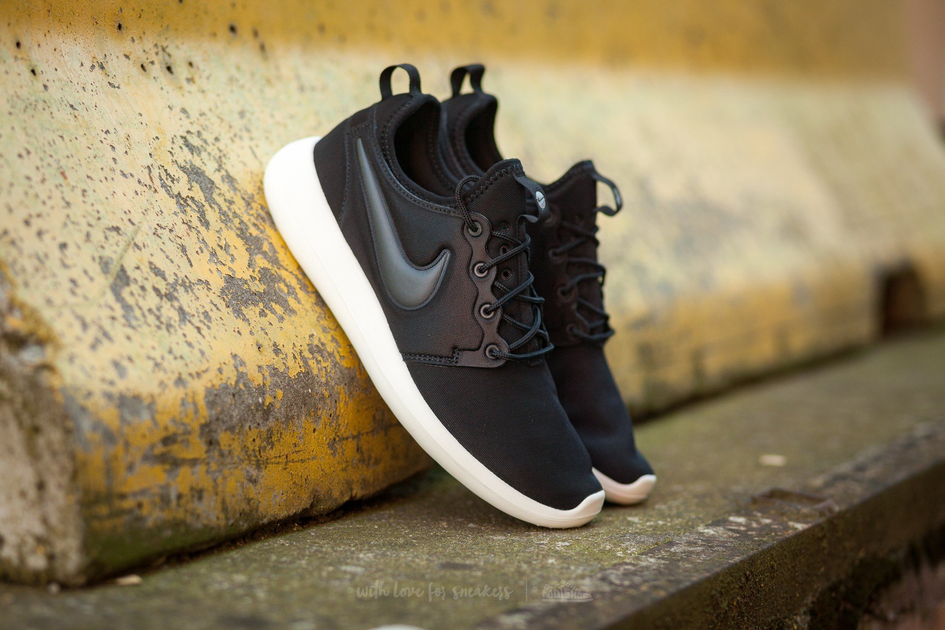 Scarpe donna Nike W Roshe Two Black/ Anthracite-Sail-Volt