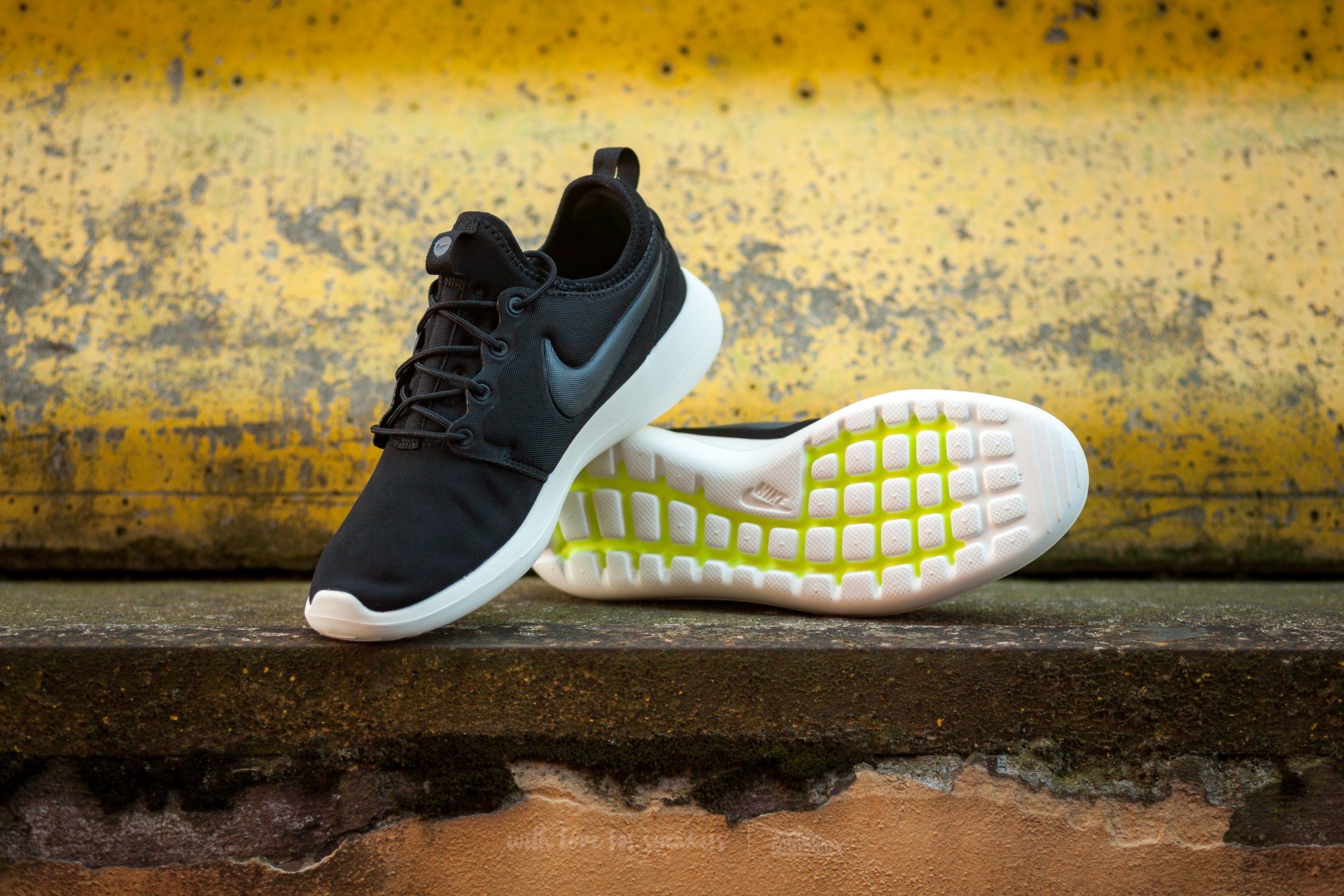 Scarpe donna Nike W Roshe Two Black/ Anthracite-Sail-Volt