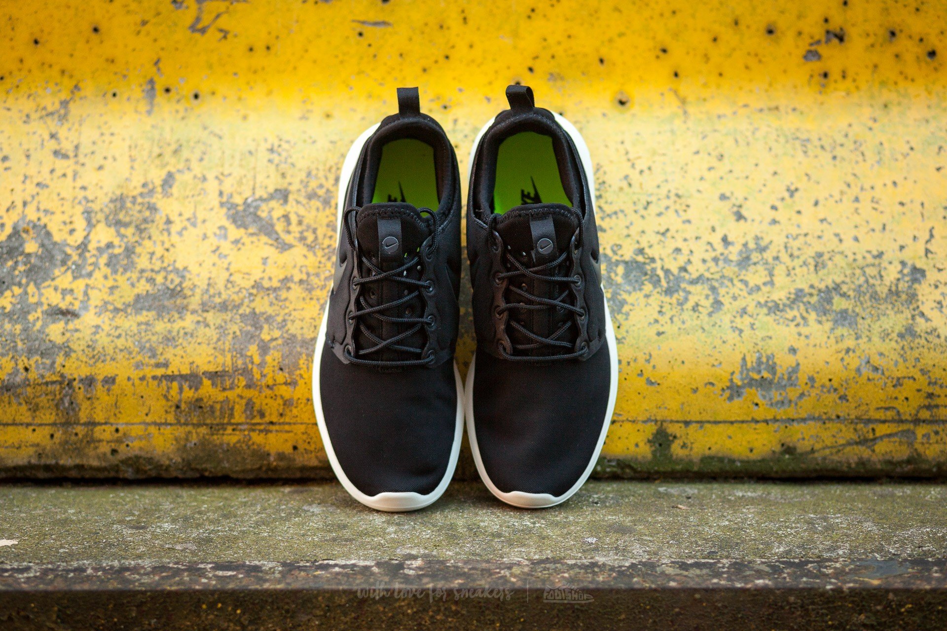 Scarpe donna Nike W Roshe Two Black/ Anthracite-Sail-Volt