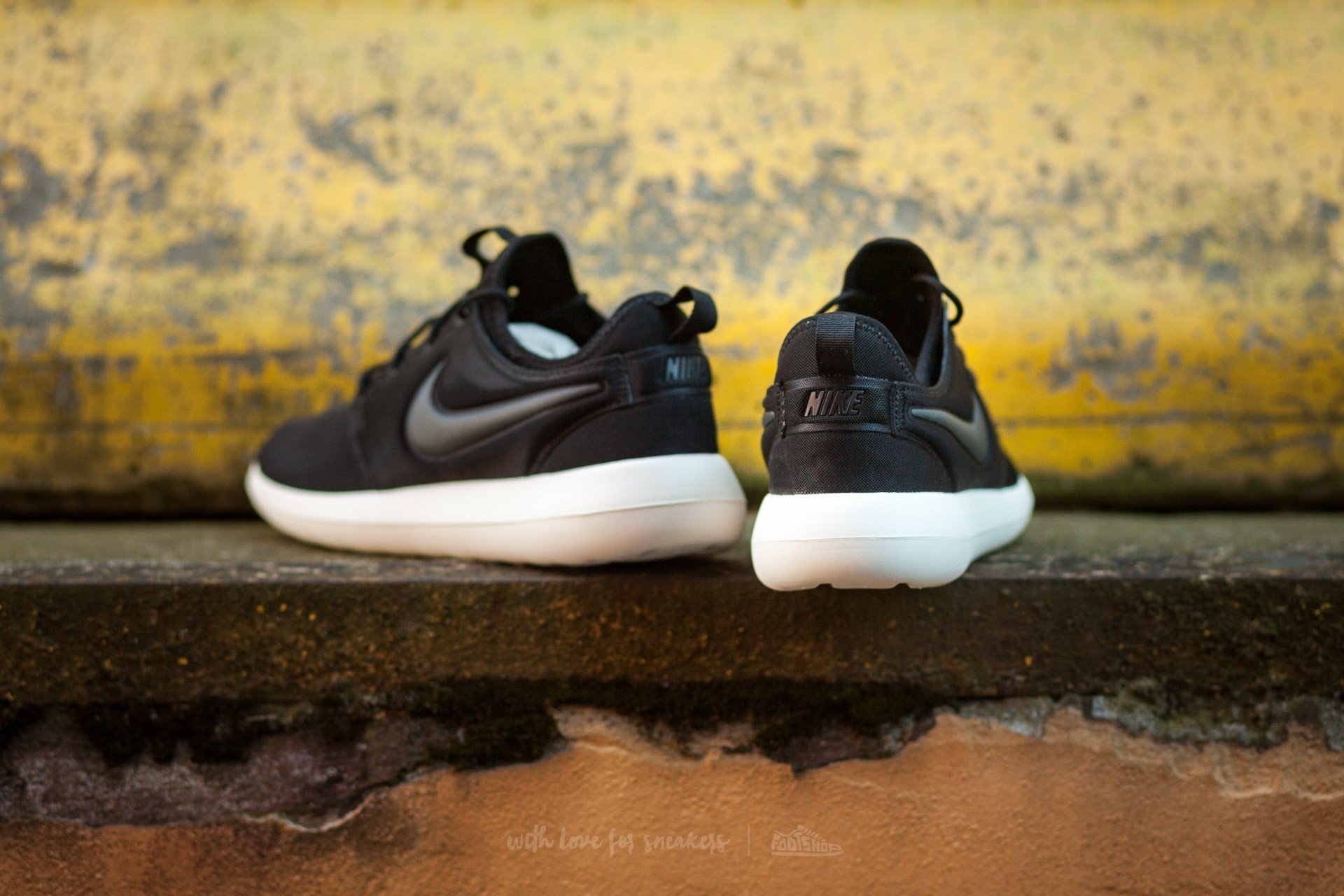 Scarpe donna Nike W Roshe Two Black/ Anthracite-Sail-Volt