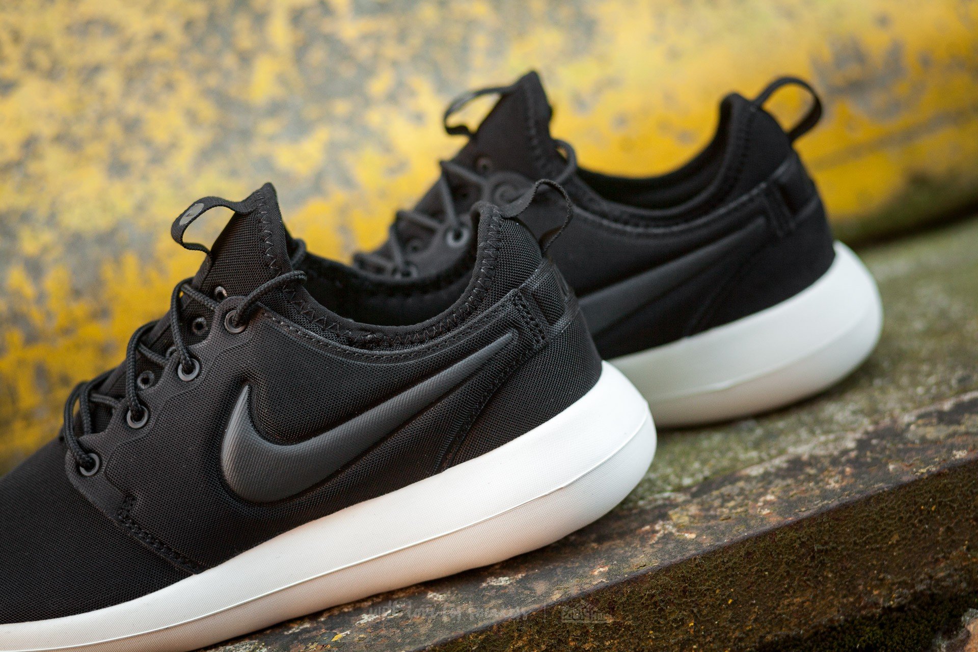 Scarpe donna Nike W Roshe Two Black/ Anthracite-Sail-Volt