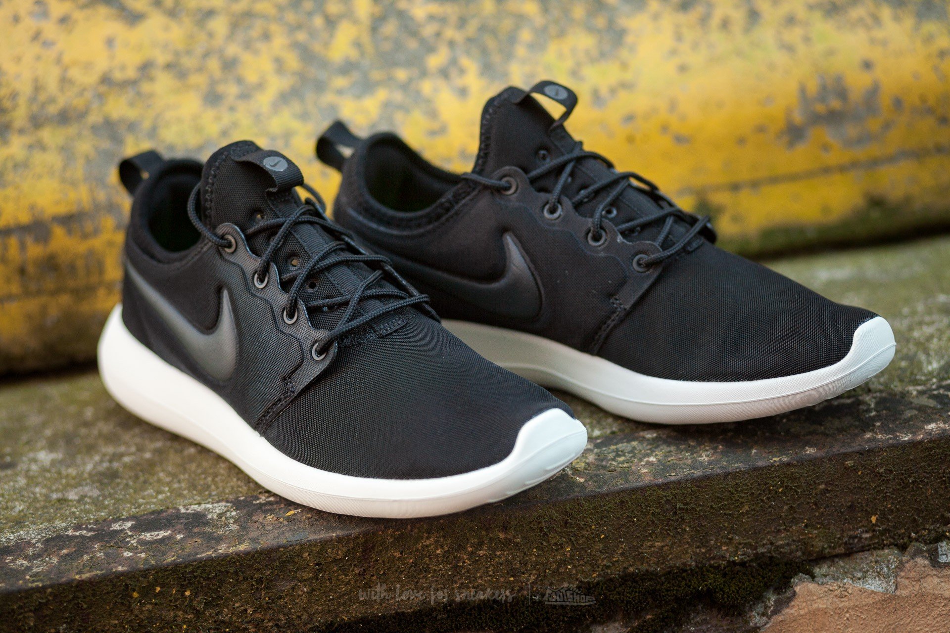 Scarpe donna Nike W Roshe Two Black/ Anthracite-Sail-Volt