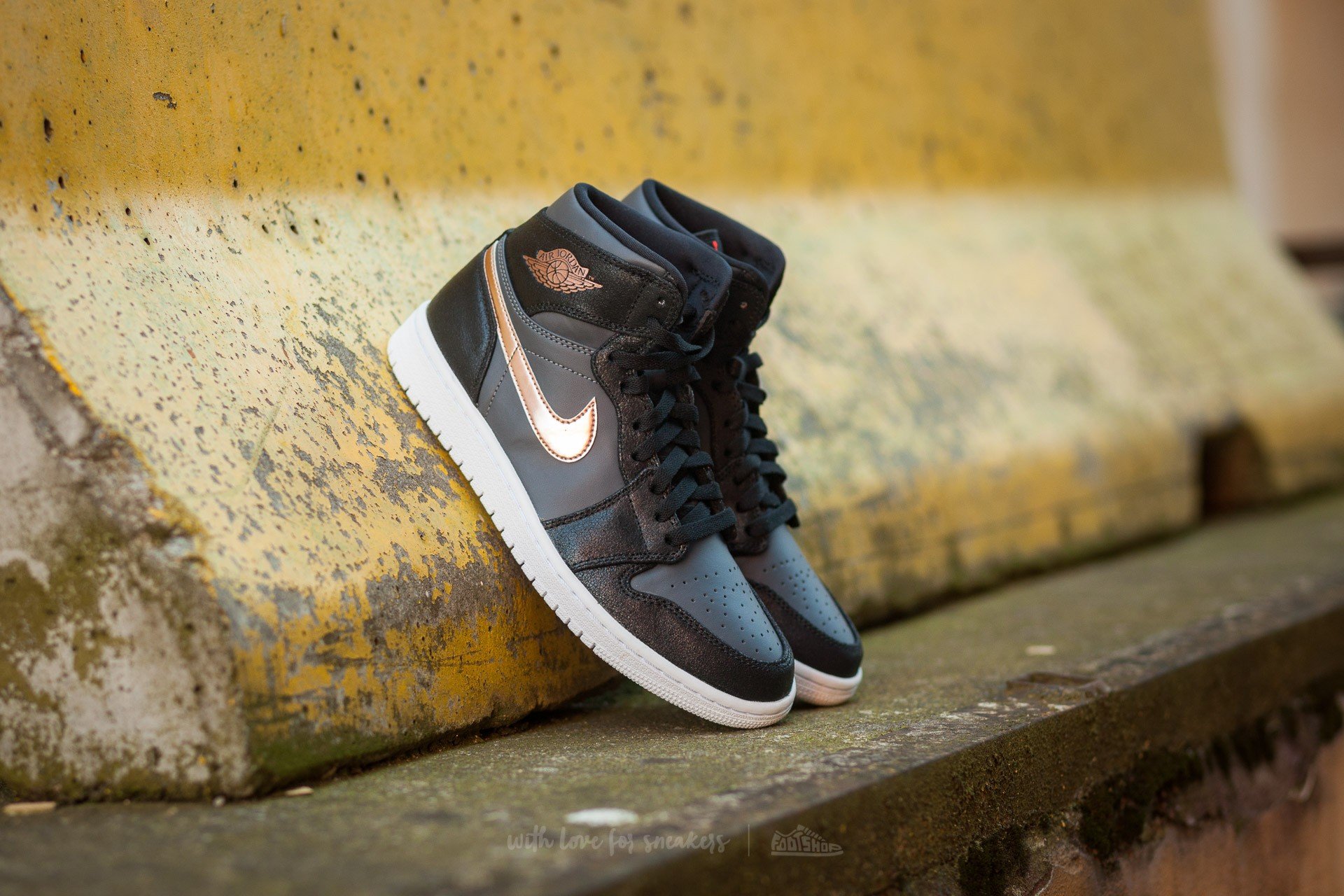 Damen Sneaker und Schuhe Air Jordan 1 Retro High BG Bronze Medal Black Metallic Red Bronze Dark Grey White Footshop
