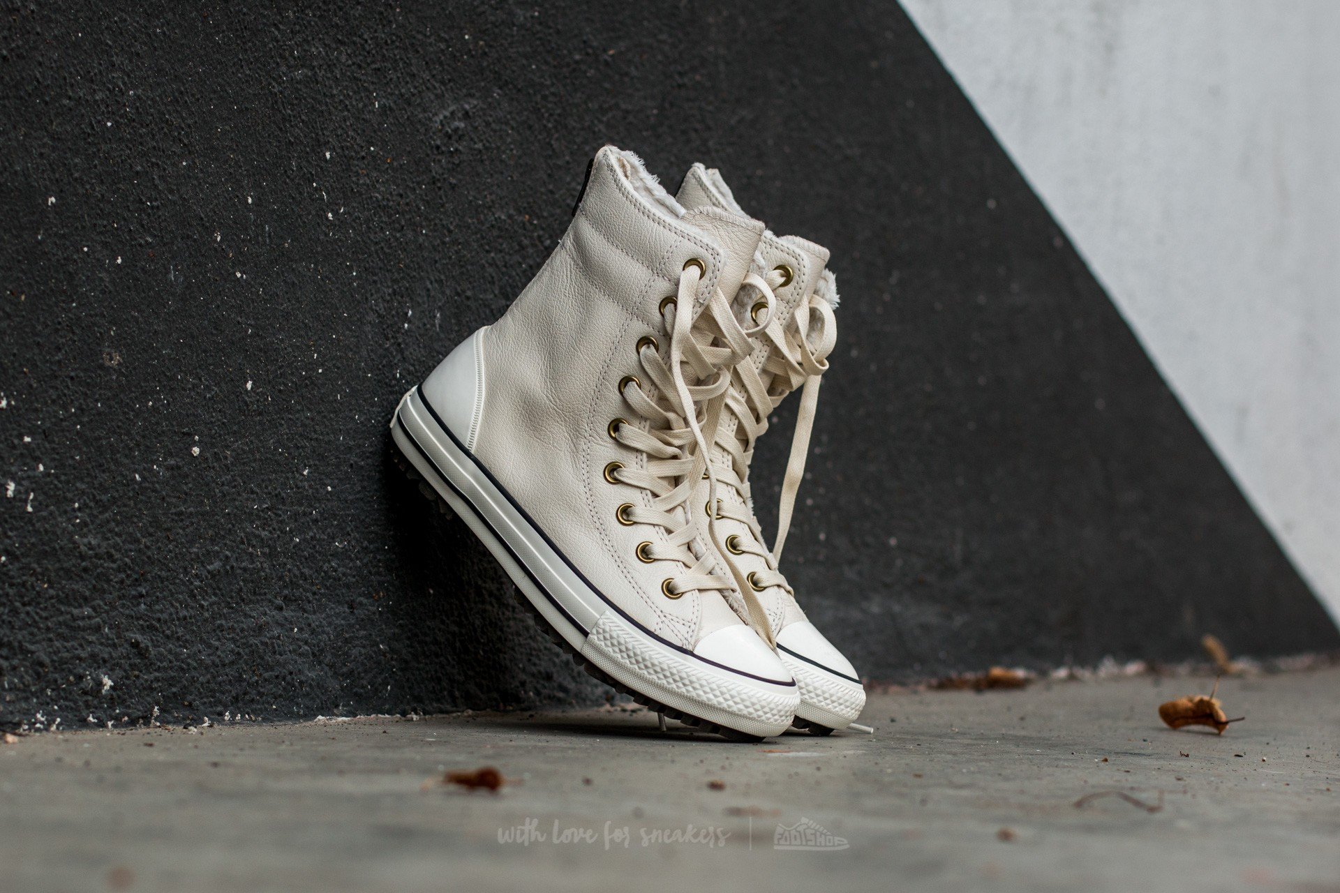 Dámské tenisky a boty Converse Chuck Taylor All Star Hi-Rise Boot Leather+Fur Parchment/ Black/ Egret