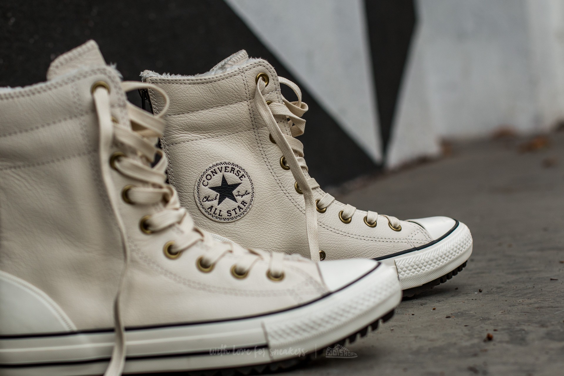 Dámské tenisky a boty Converse Chuck Taylor All Star Hi-Rise Boot Leather+Fur Parchment/ Black/ Egret