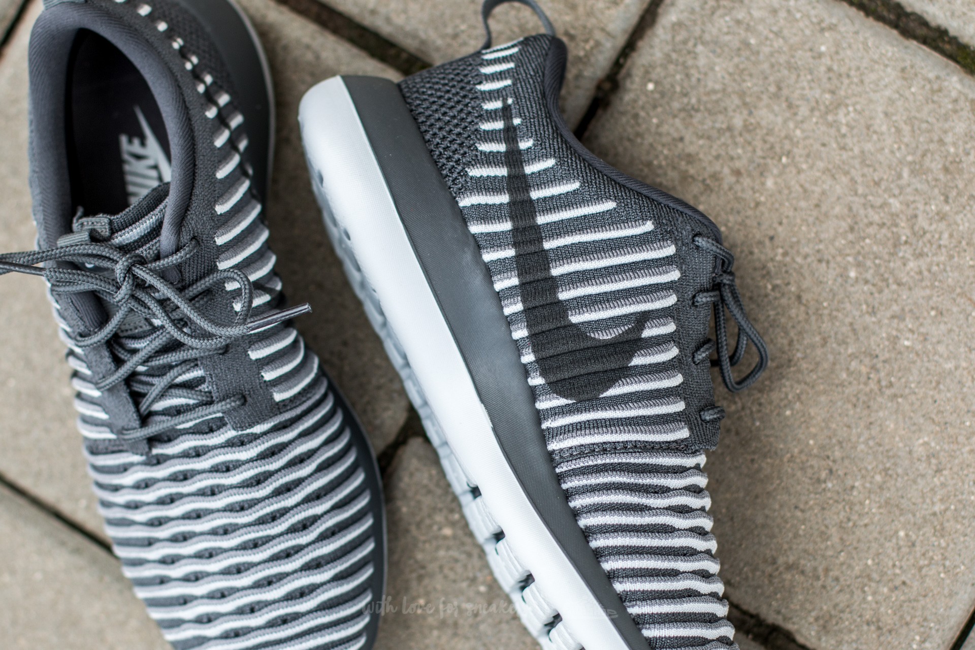 roshe 2 flyknit grey