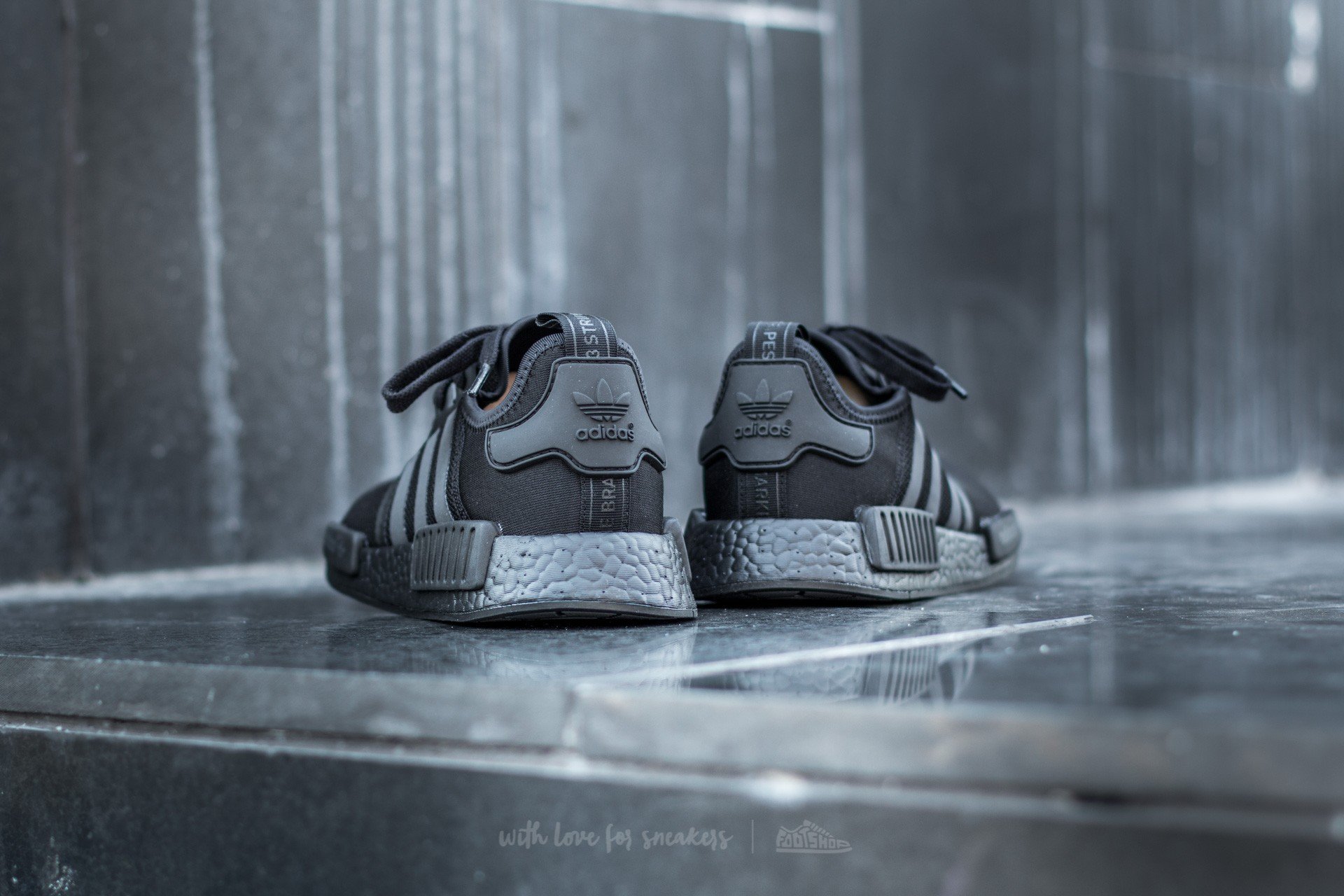 Black shoes nmd online r1
