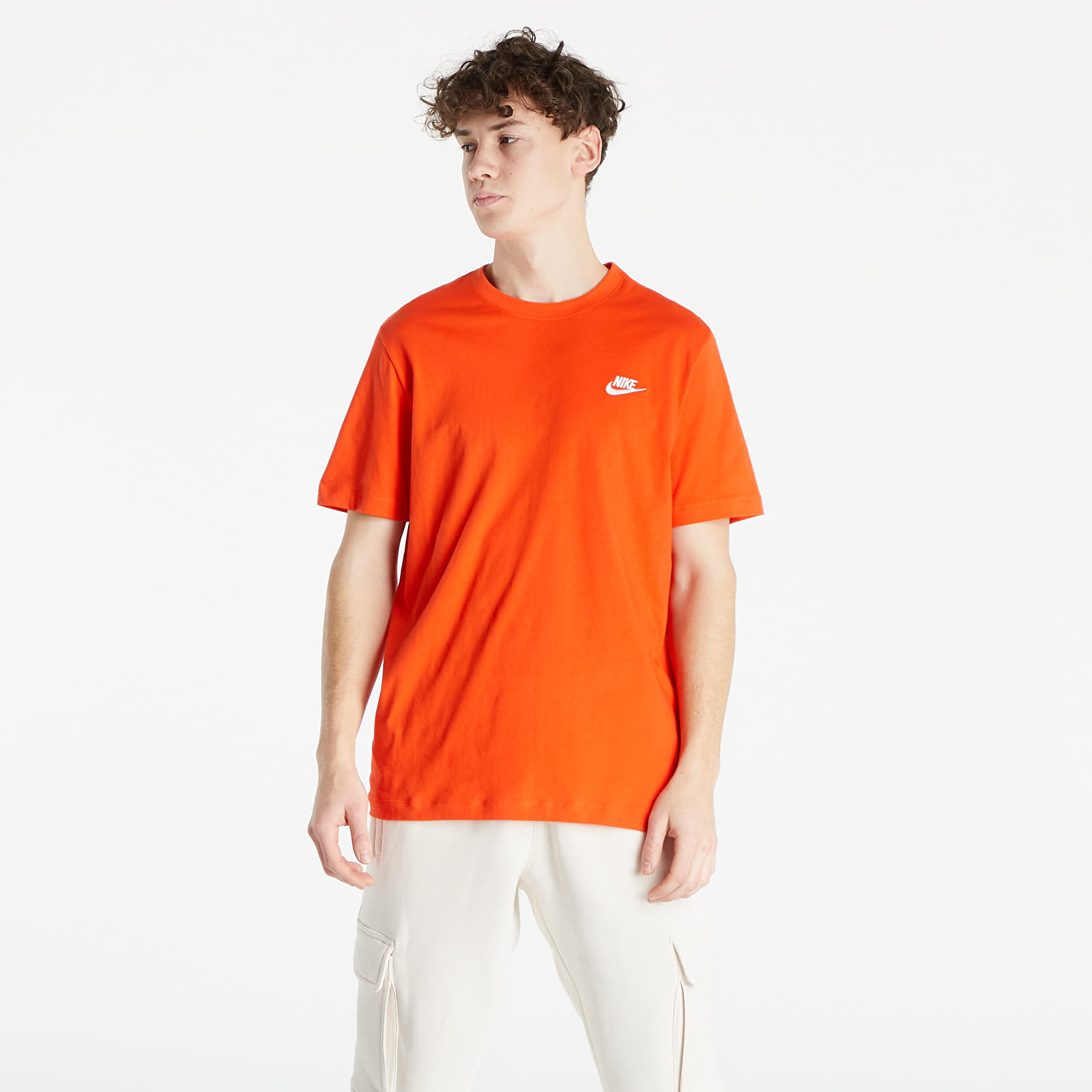 Tričká Nike Sportswear Club Tee Orange
