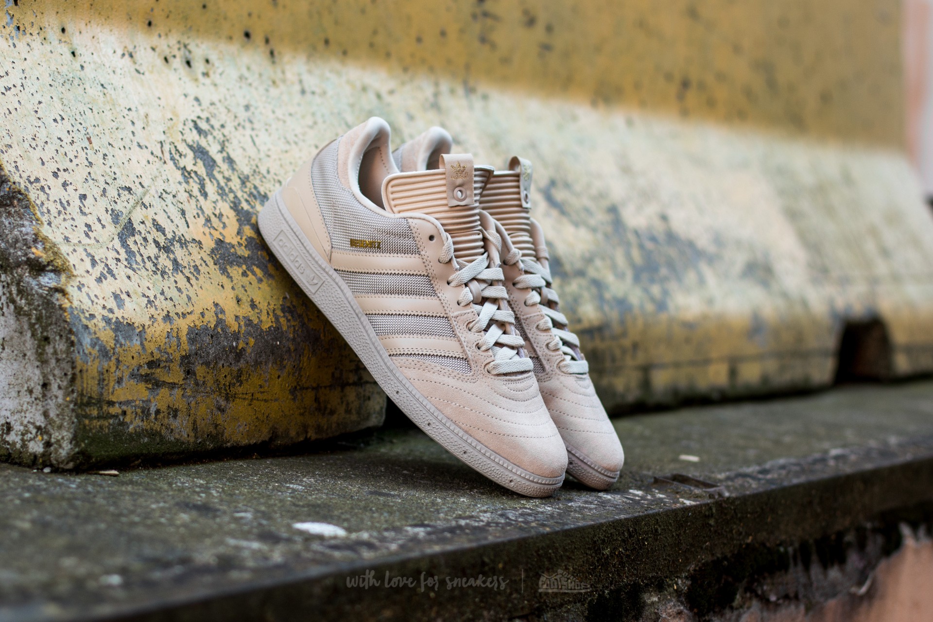 Chaussures et baskets homme adidas x Undefeated Busenitz Dune/ Dune/ Gold Metalic
