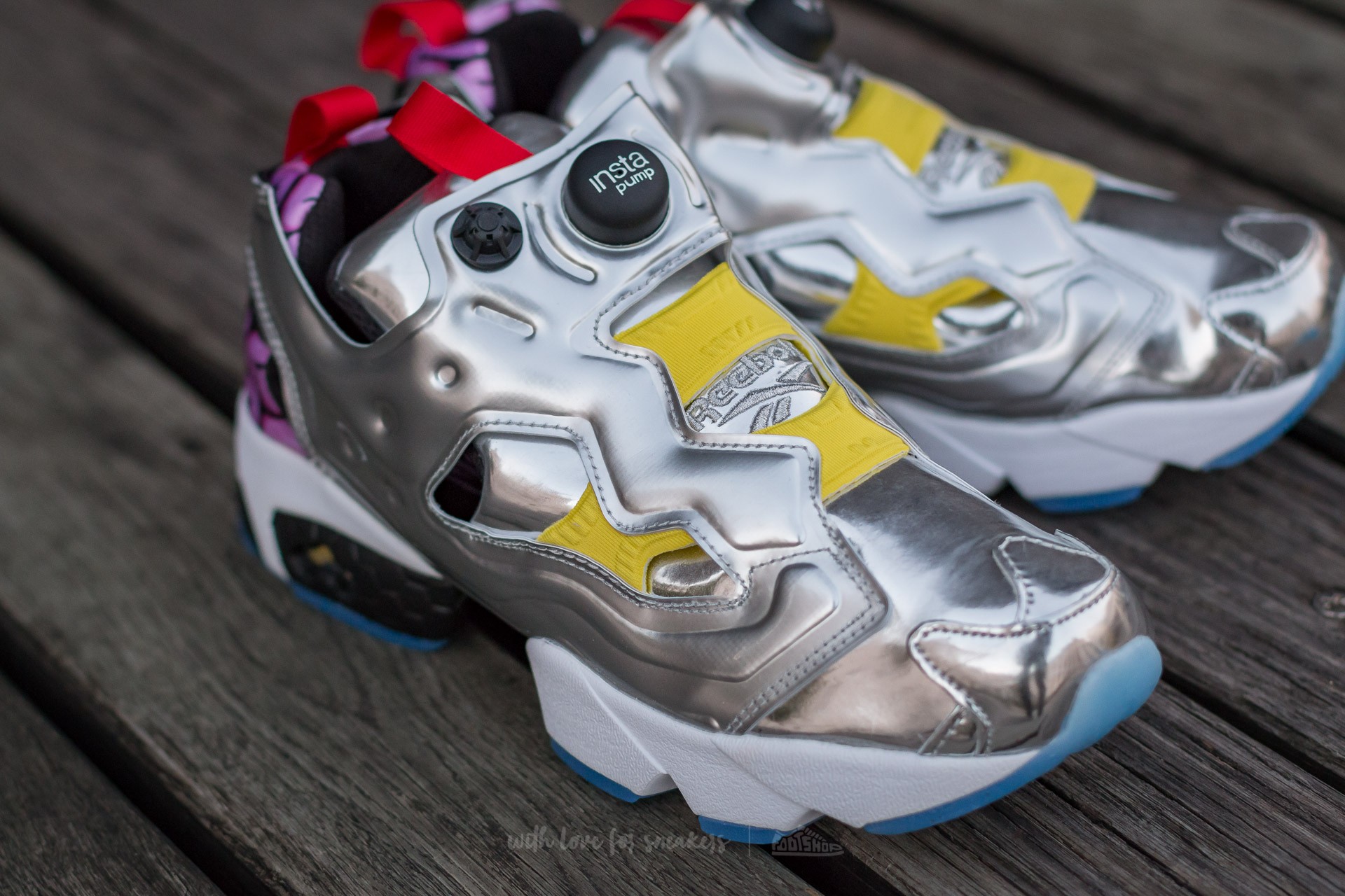 Silver store reebok pumps