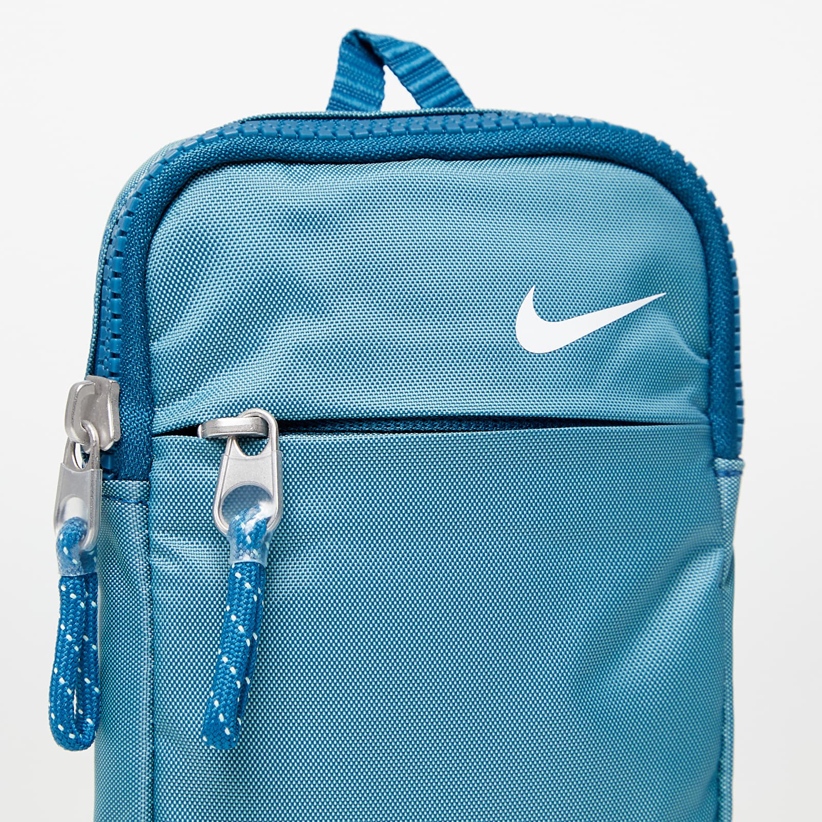 Nike small online hip bag