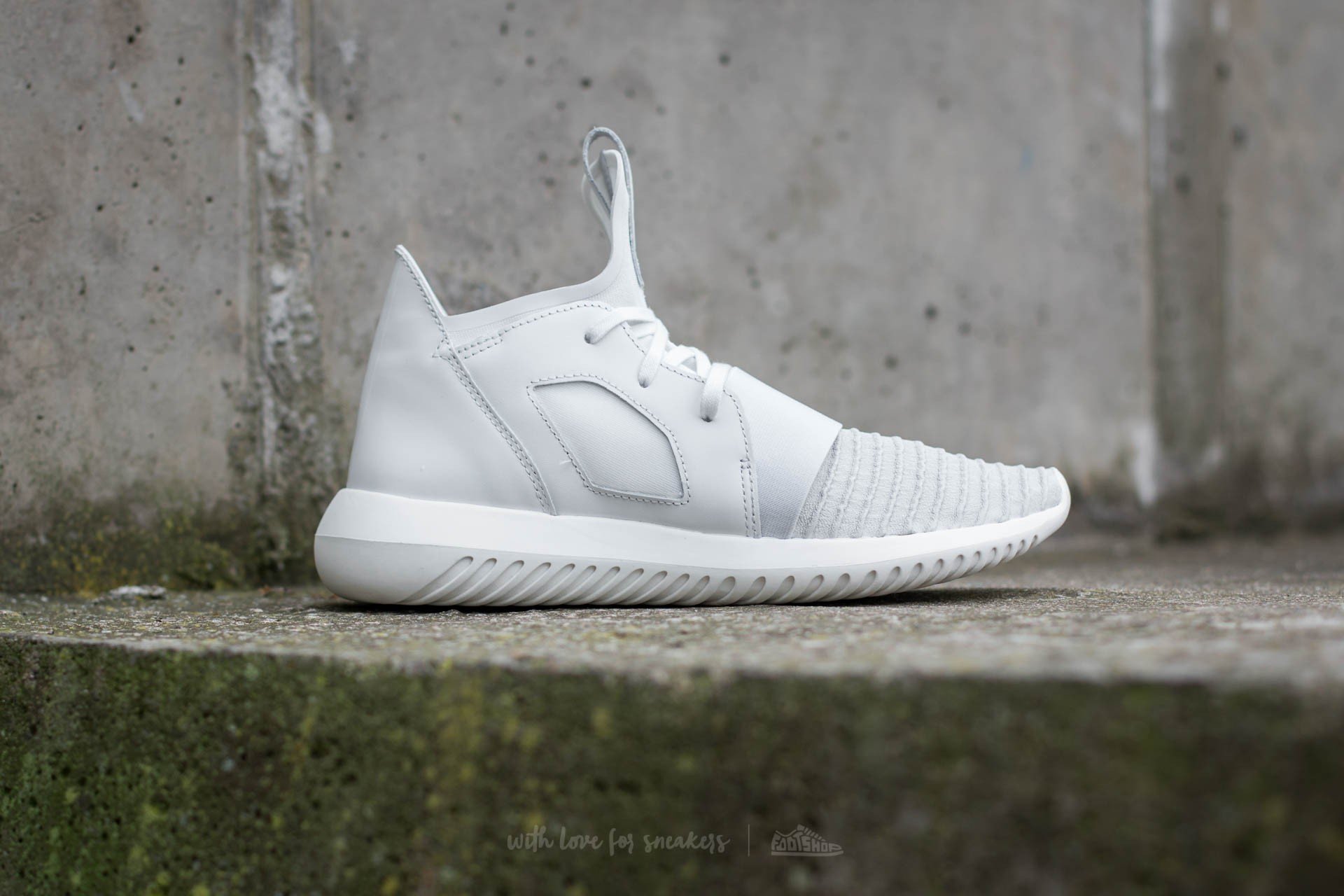 Tubular outlet defiant white