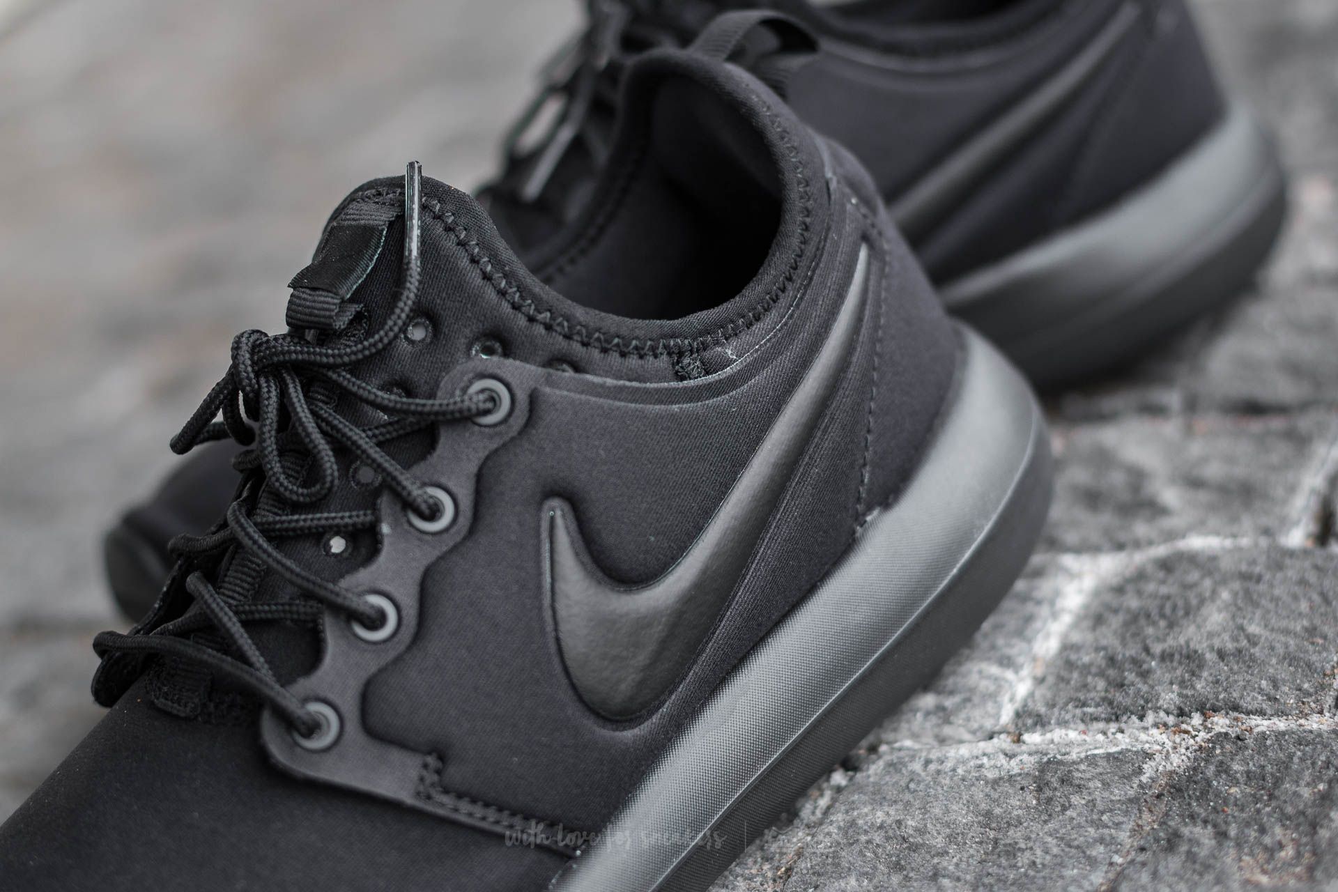 Roshe 2 women's all black top