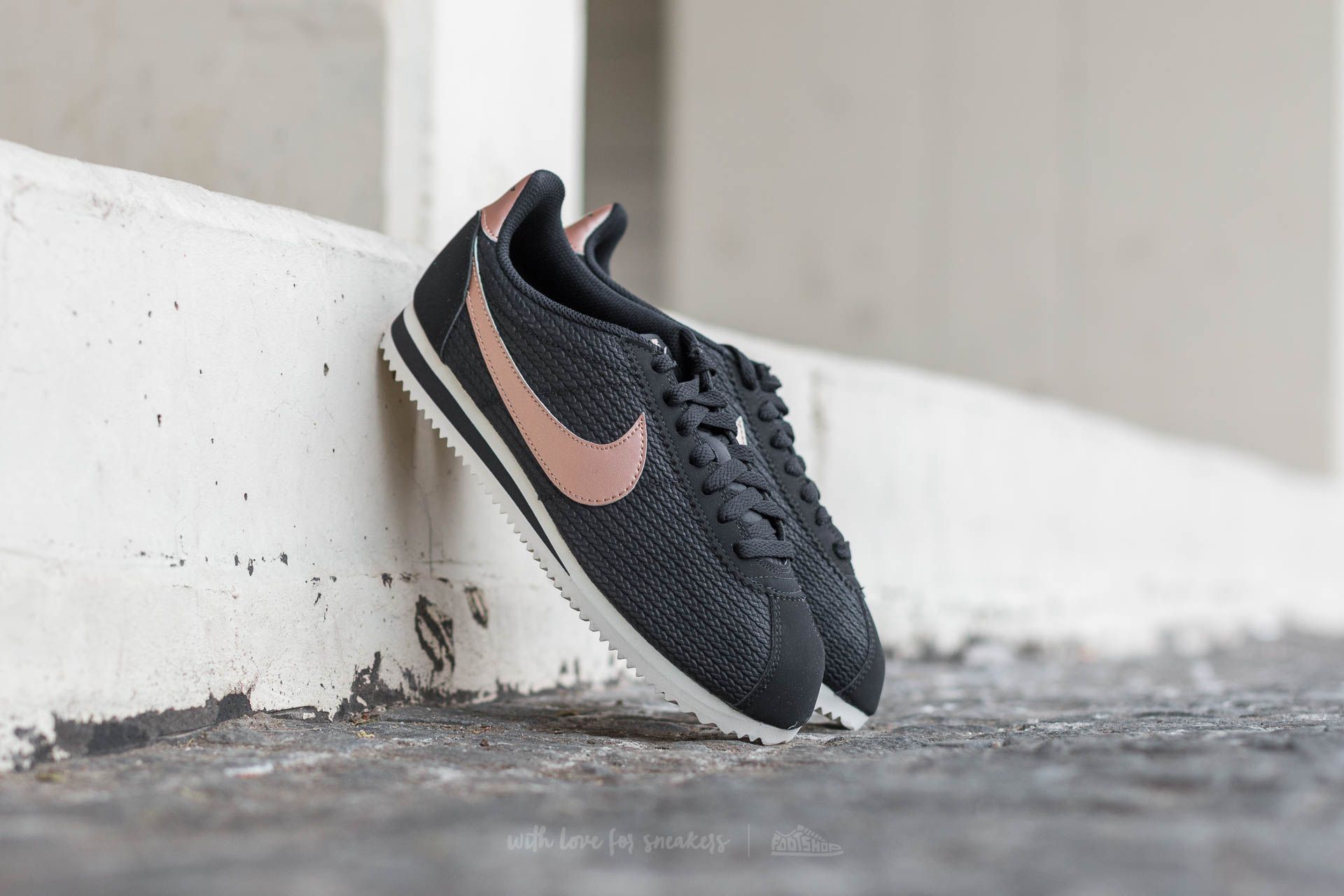 Women's shoes Nike W Classic Cortez Leather Lux Black/ Metalic Red Bronze-Sail