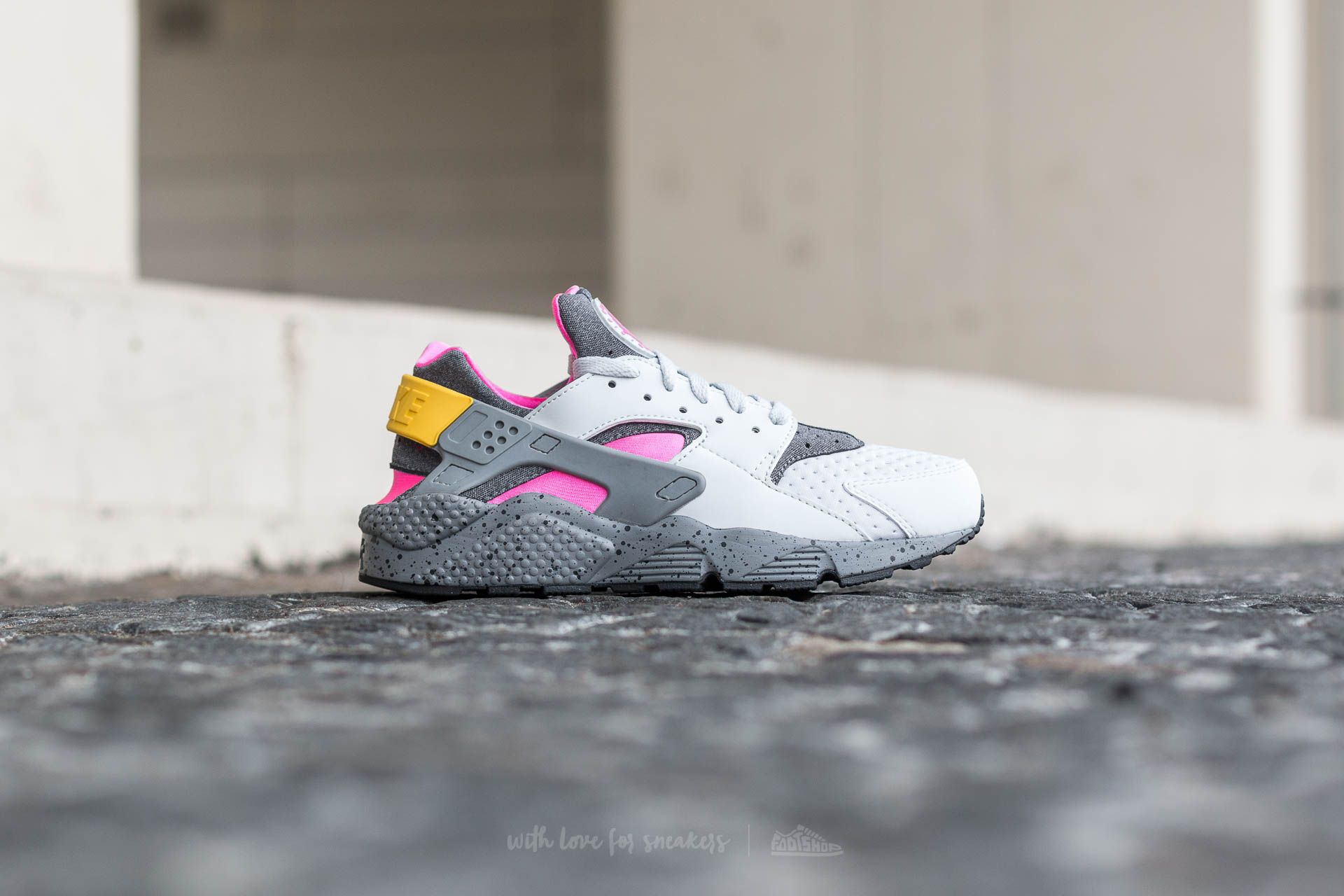 Men's shoes Nike Air Huarache Run SE Pure Platinum/ Pink Blast-Pink Blast-Dark