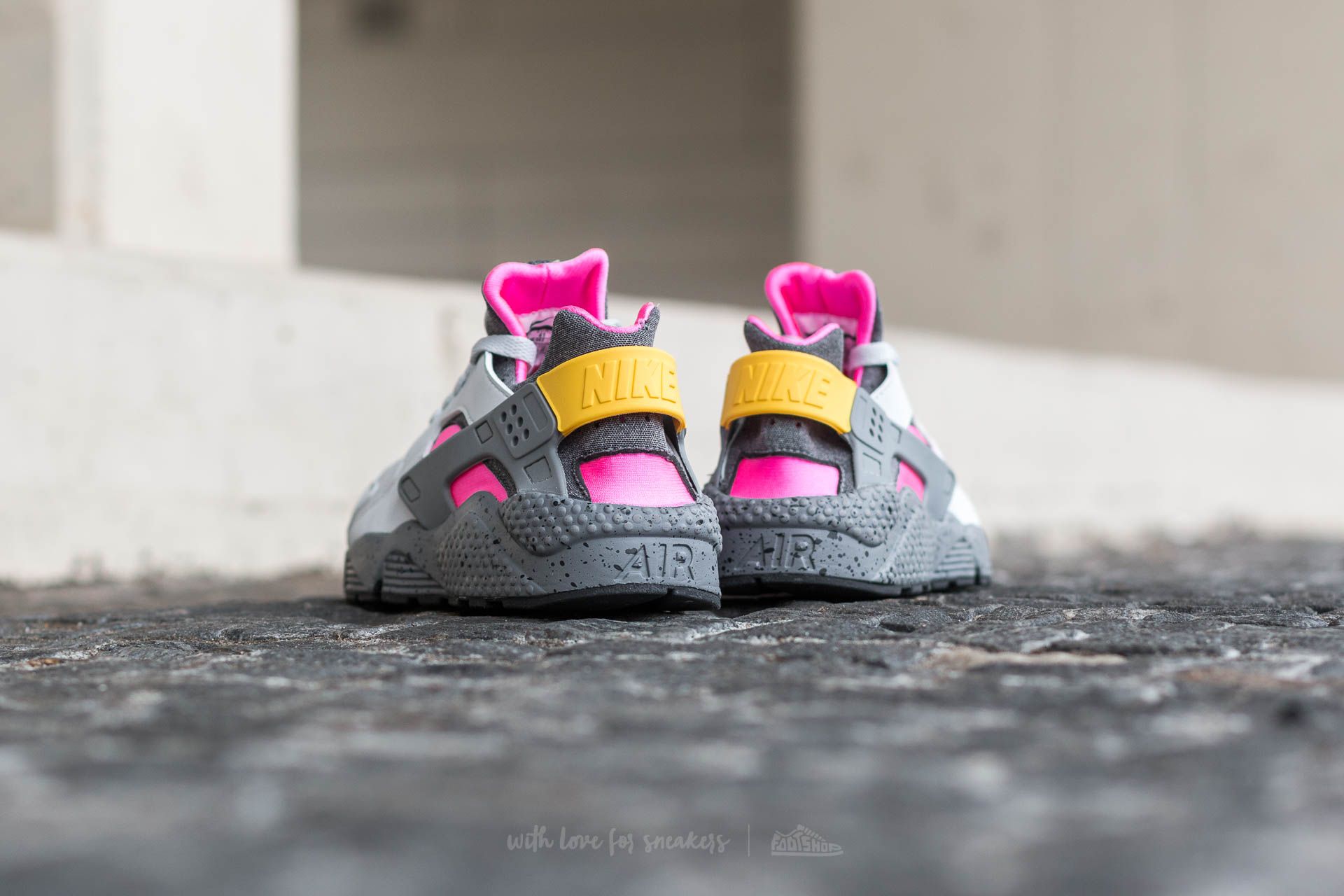 Chaussures et baskets homme Nike Air Huarache Run SE Pure Platinum Pink Blast Pink Blast Dark Footshop