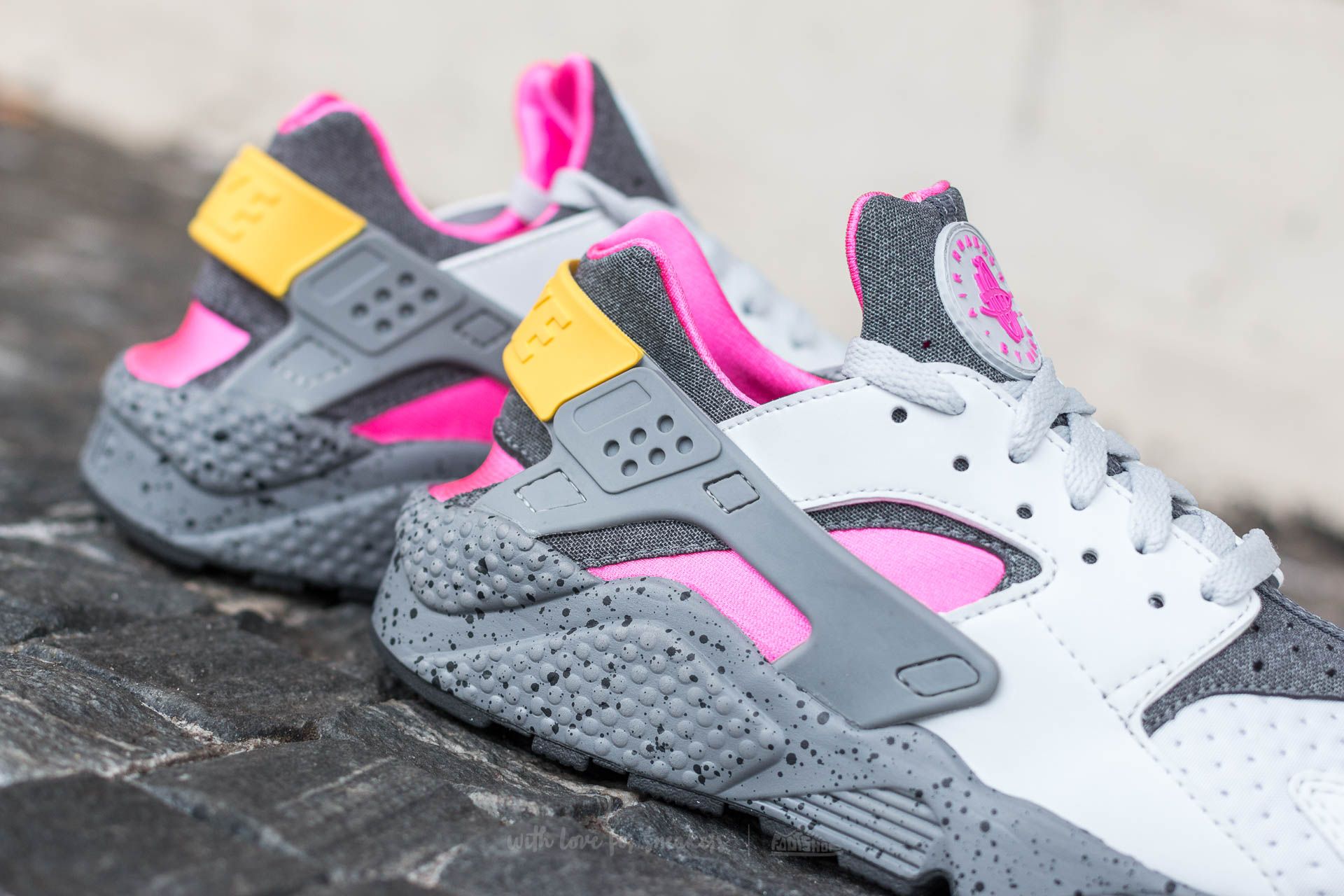 Men s shoes Nike Air Huarache Run SE Pure Platinum Pink Blast Pink Blast Dark Footshop