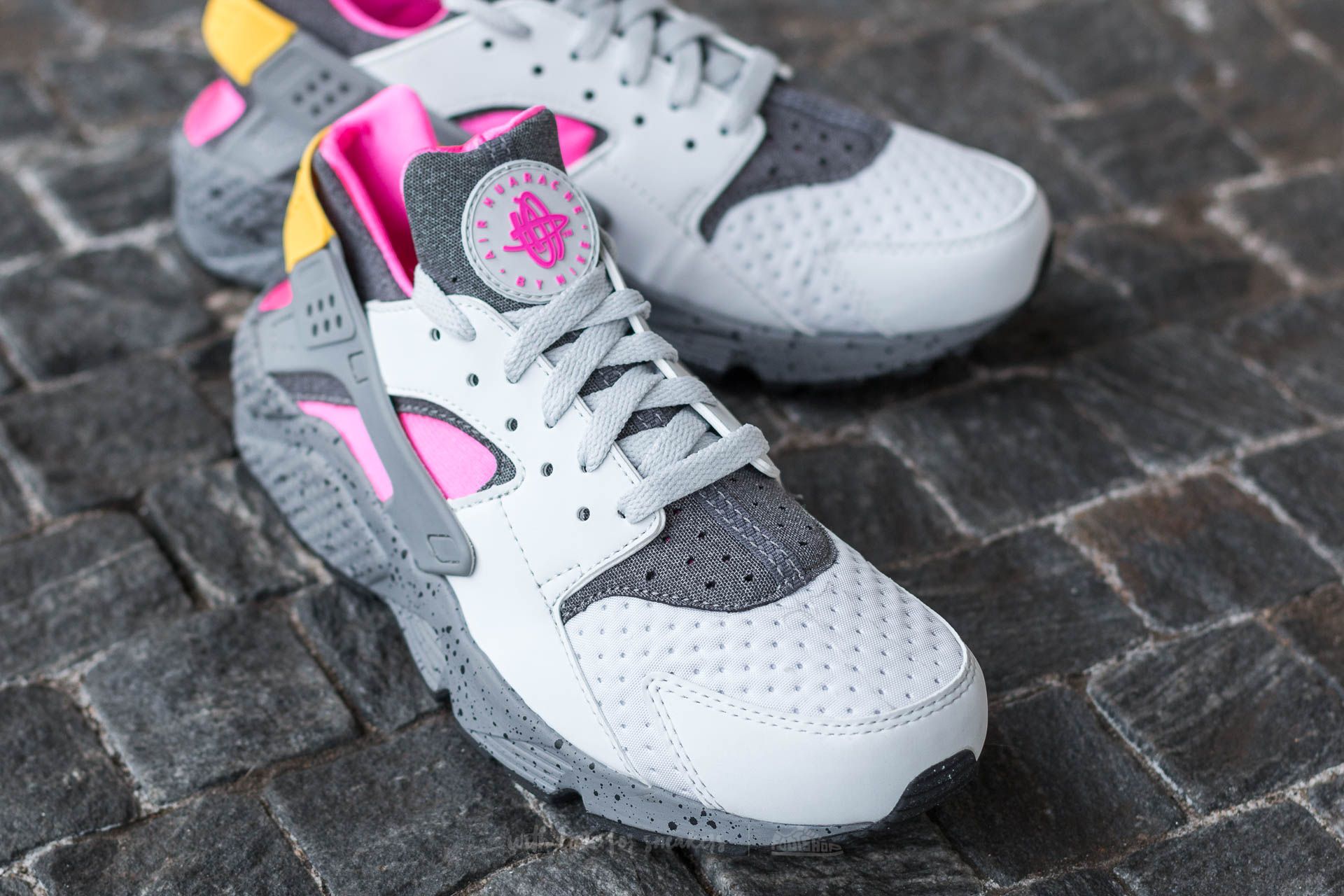 Men s shoes Nike Air Huarache Run SE Pure Platinum Pink Blast Pink Blast Dark Footshop