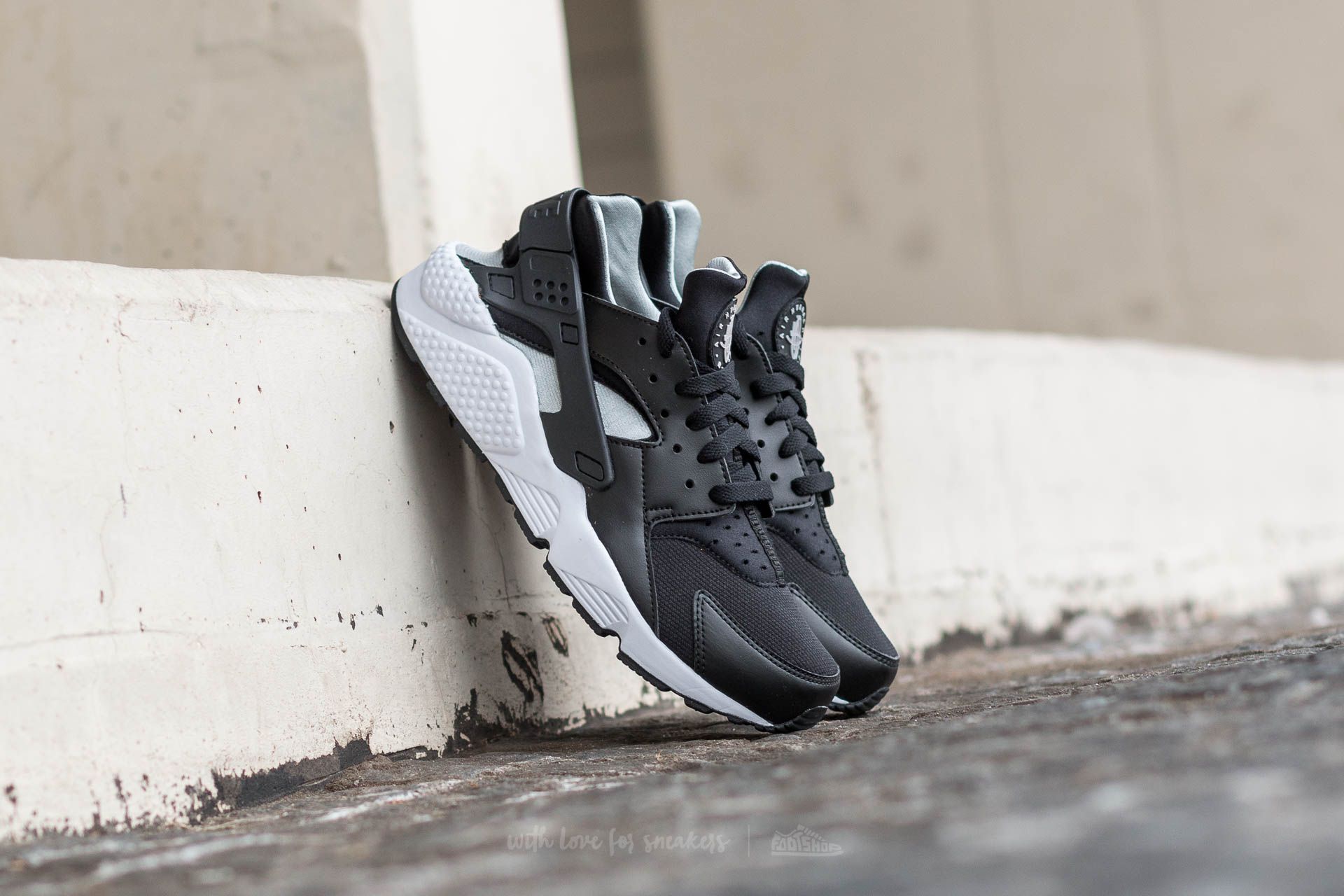 Black and white huaraches on feet shop
