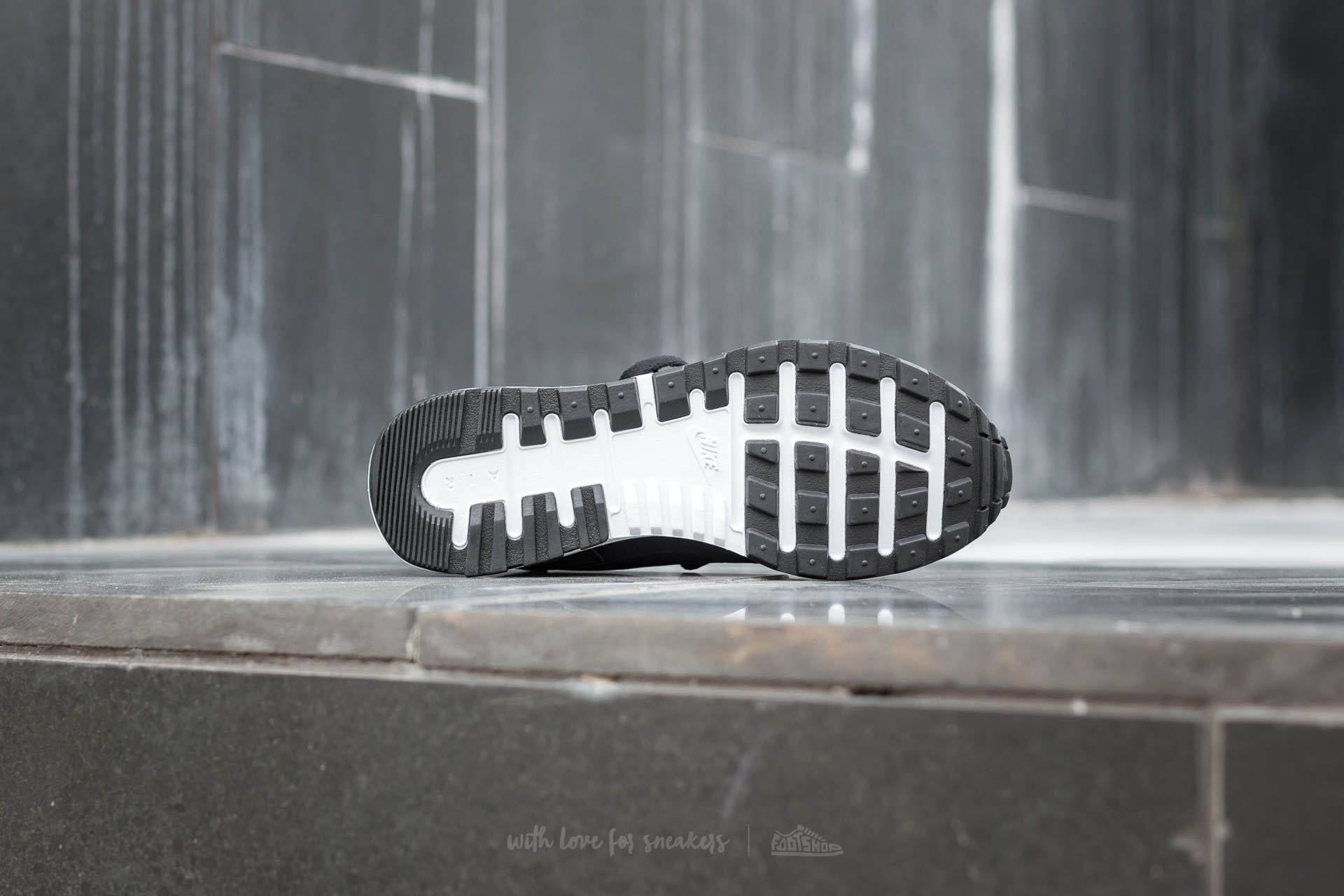 Nike berwuda black sales
