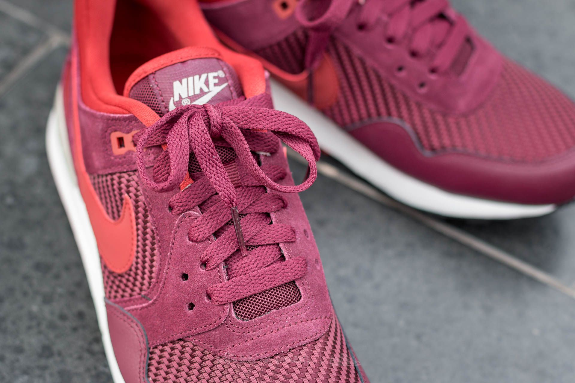 Nike pegasus 89 burgundy top