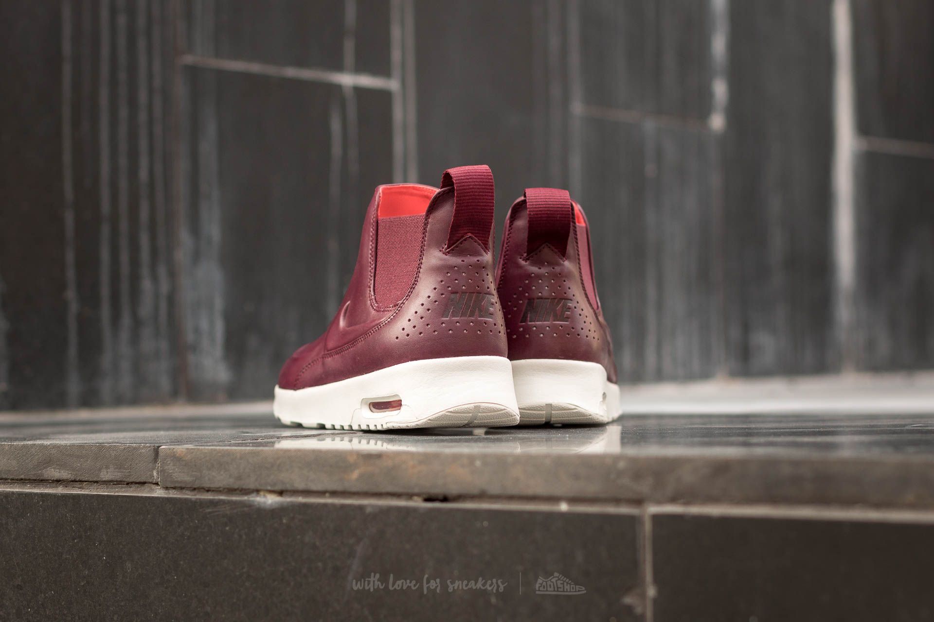 Maroon air max thea 2025