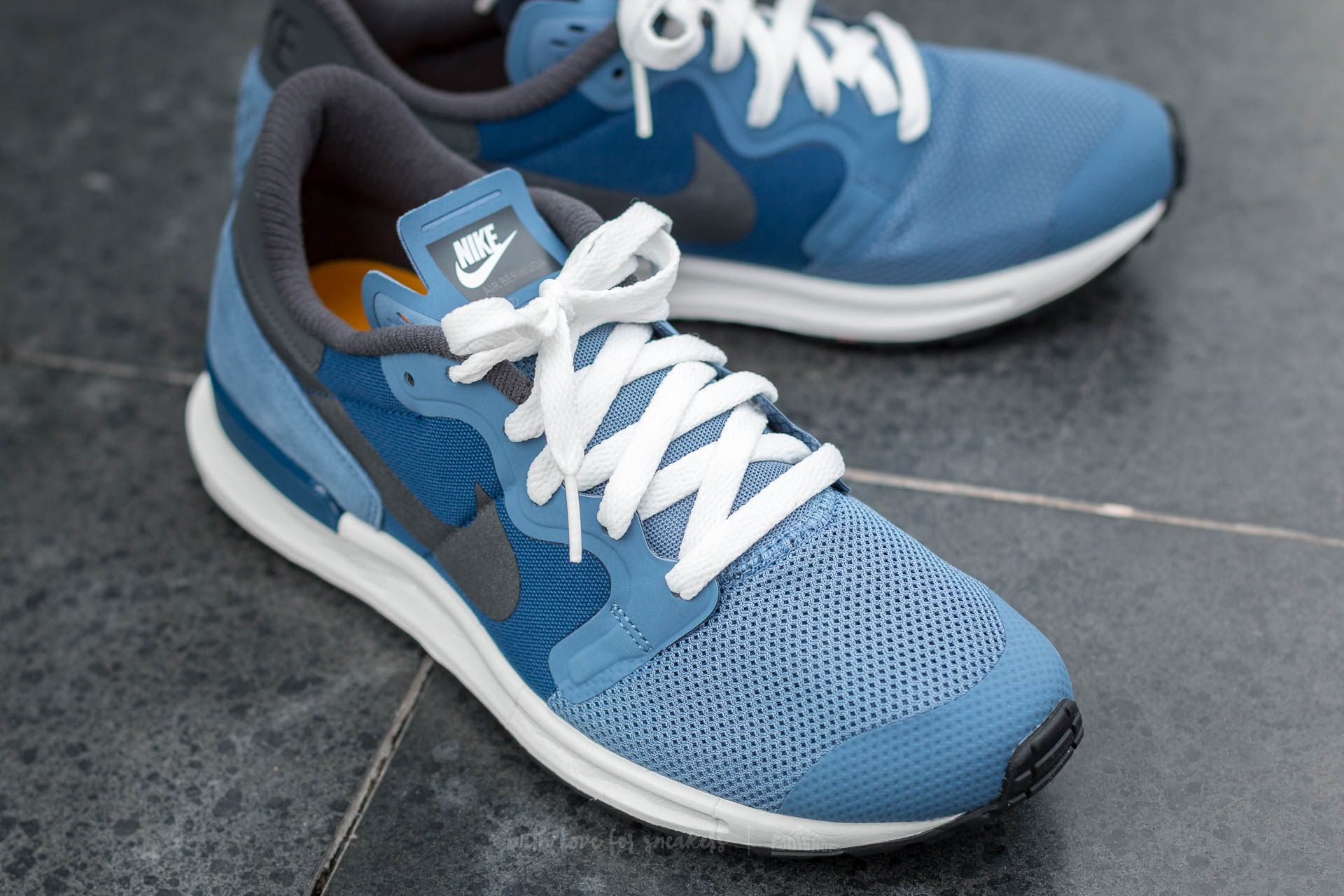 Skor för män Nike Air Berwuda Ocean Fog/ Metallic Hematite-Coastal Blue-Summit