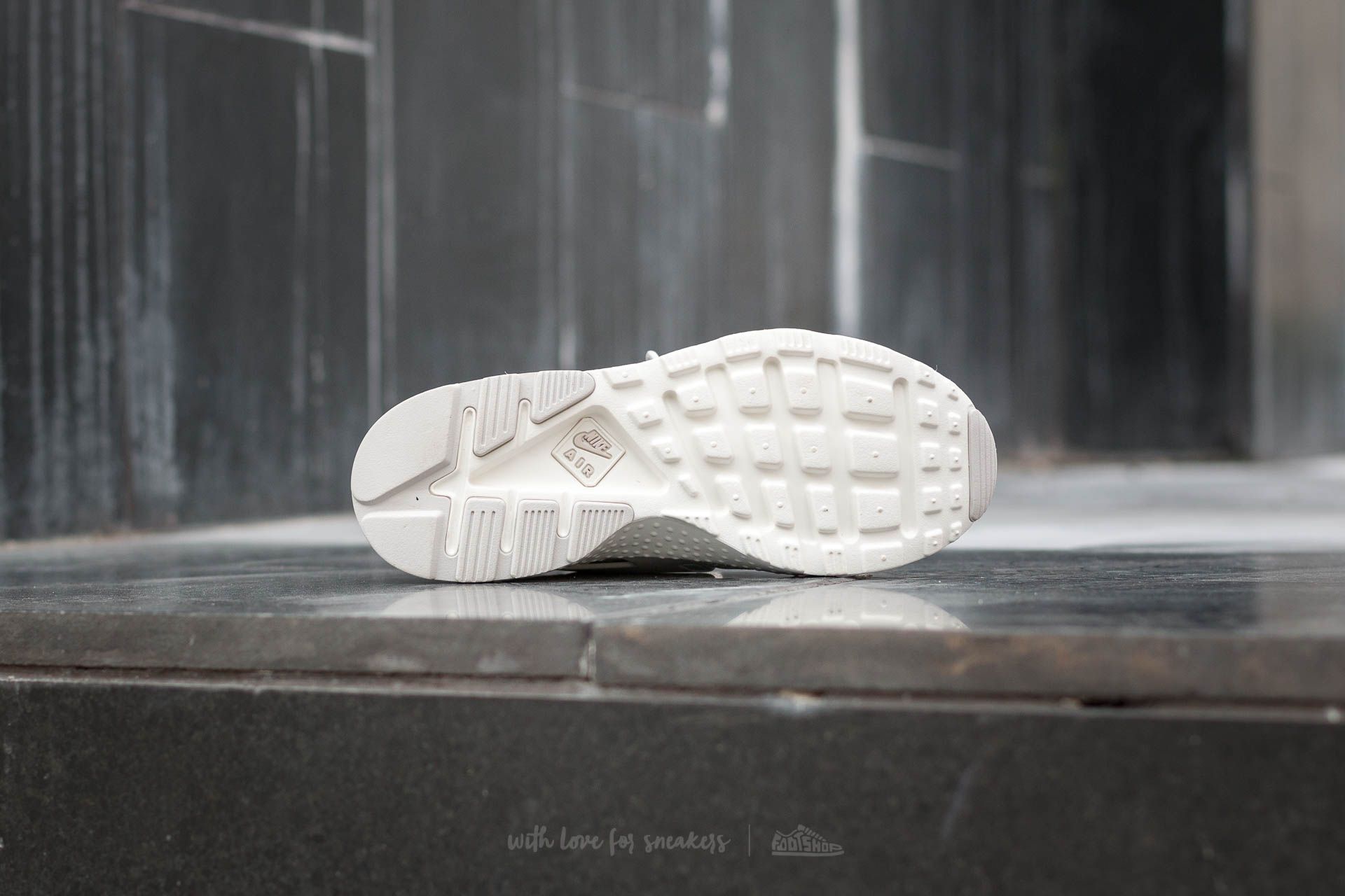 Nike huarache ultra light bone shop