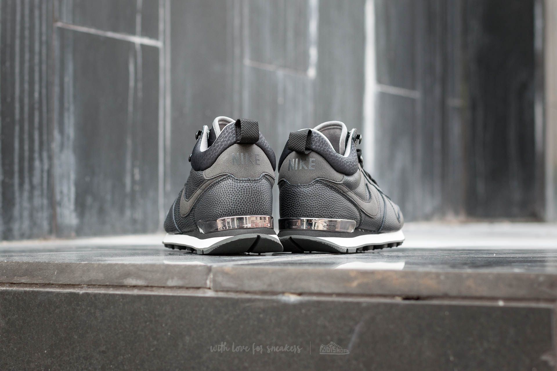 Women s shoes Nike W Internationalist Mid Leather Black Black