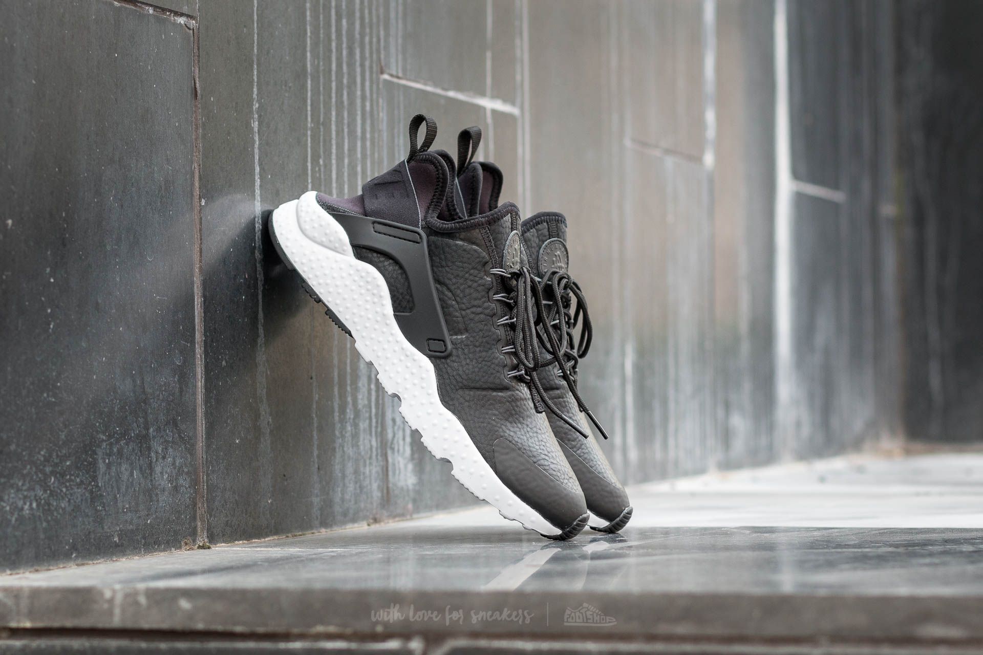 Dámské tenisky a boty Nike W Air Huarache Run Ultra Premium Black/ Dark Grey-White
