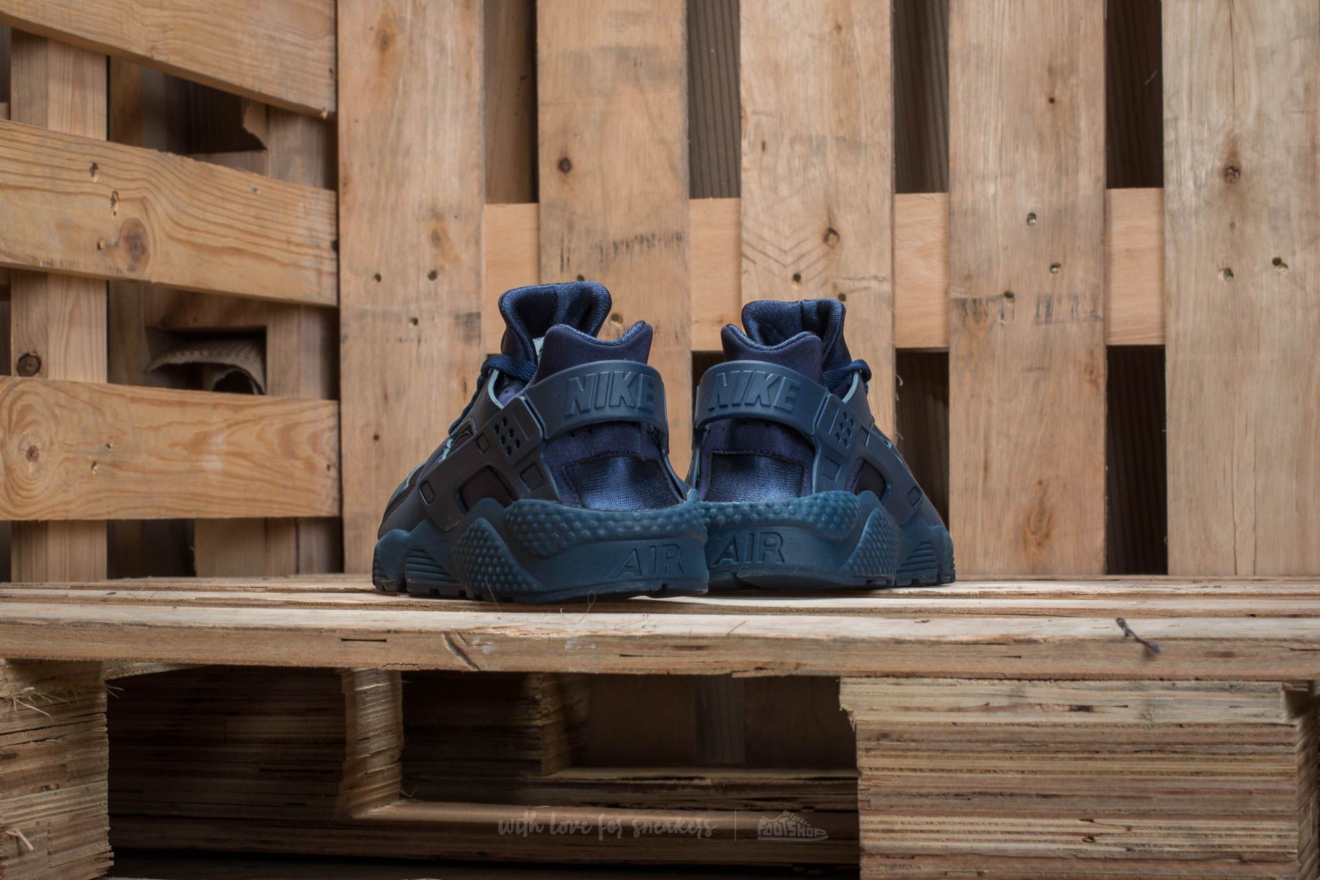 Nike air huarache triple navy top