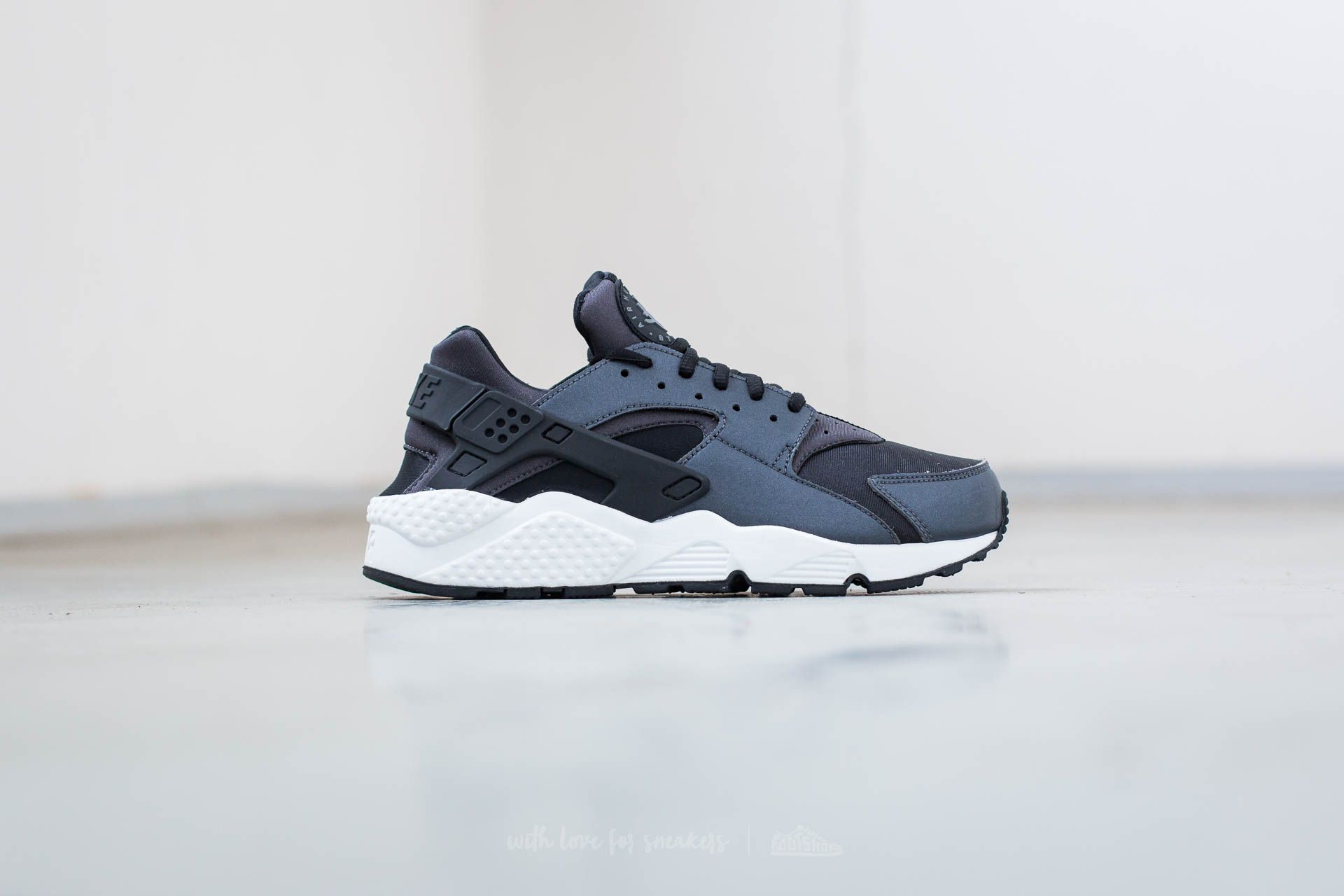 Women's shoes Nike Wmns Air Huarache Run SE Metallic Hematite/ Black-Dark Grey