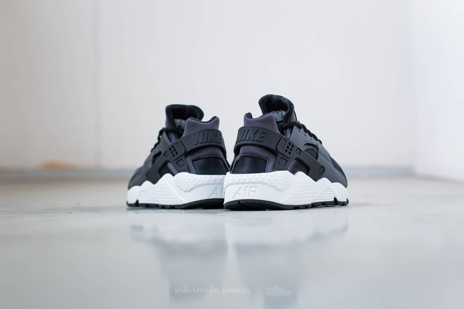 Women's shoes Nike Wmns Air Huarache Run SE Metallic Hematite/ Black-Dark Grey