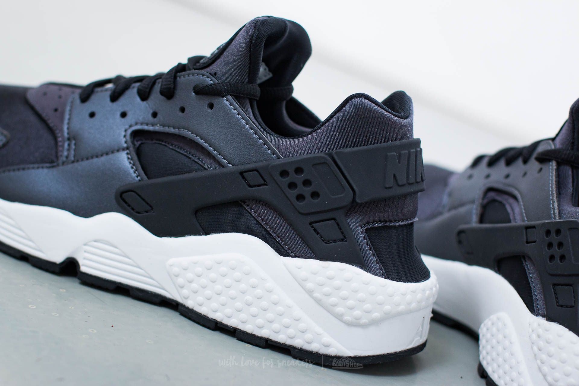 Women's shoes Nike Wmns Air Huarache Run SE Metallic Hematite/ Black-Dark Grey