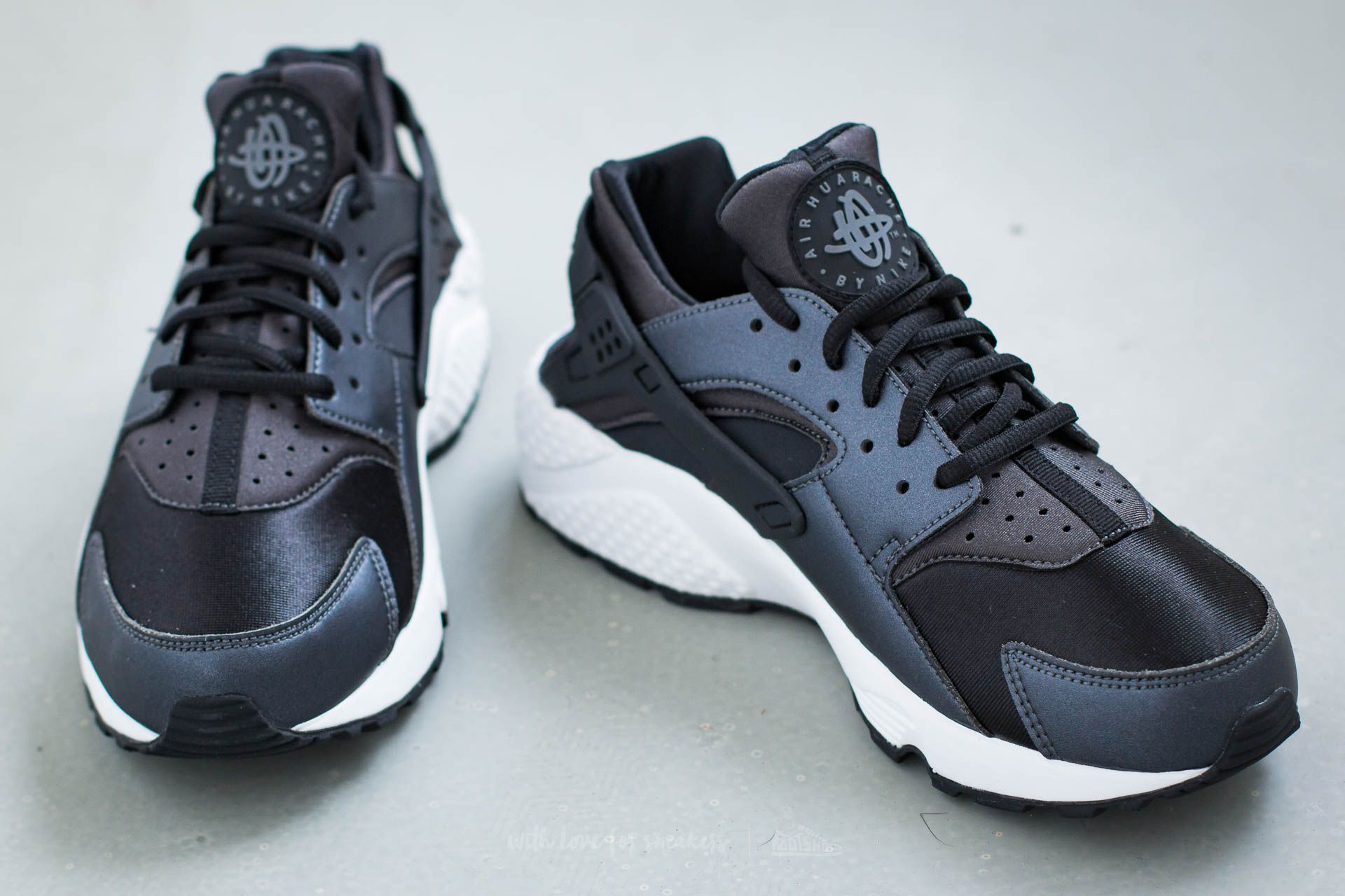 Women's shoes Nike Wmns Air Huarache Run SE Metallic Hematite/ Black-Dark Grey