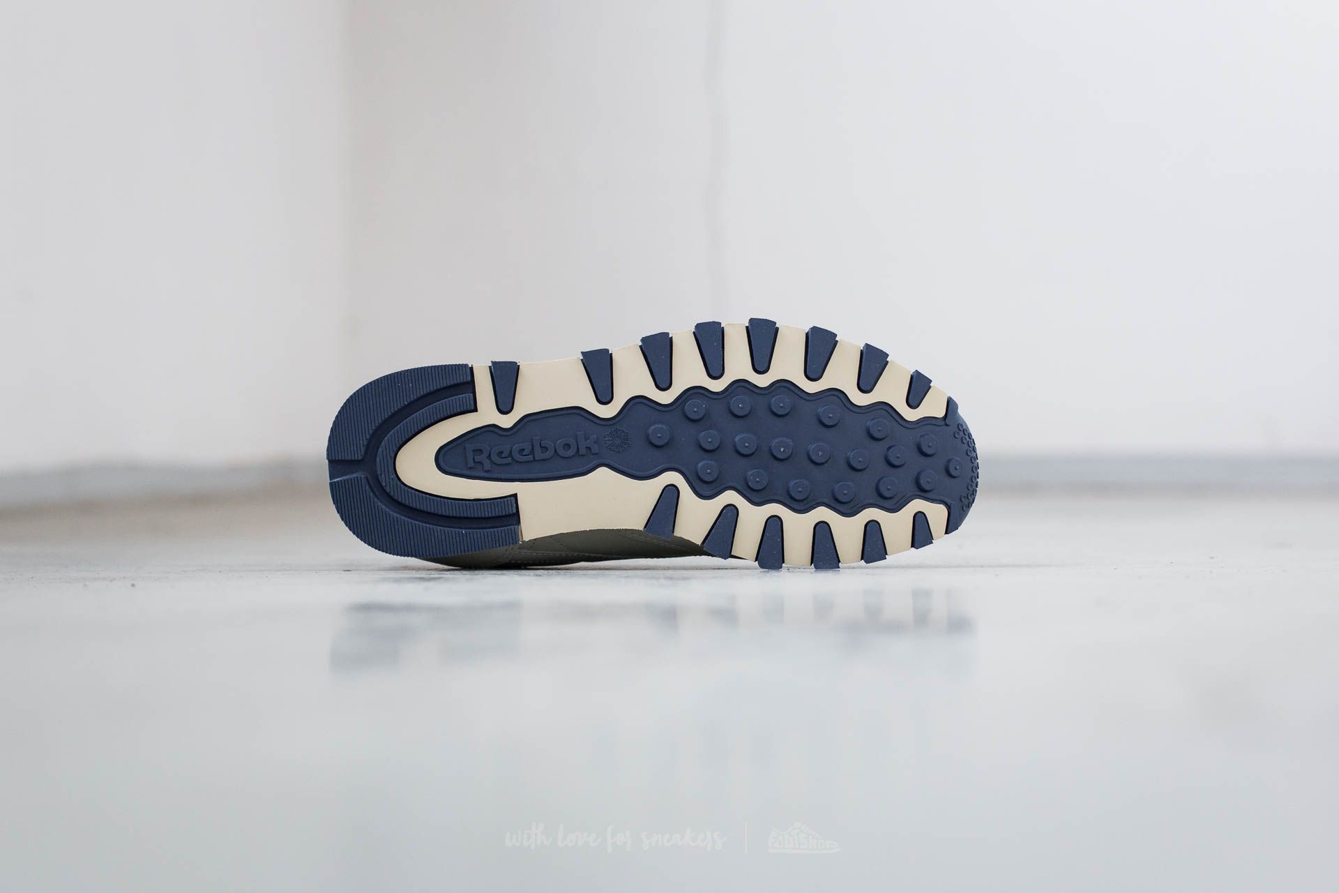 Дамски кецове и обувки Reebok Classic Leather Ecru/ Navy