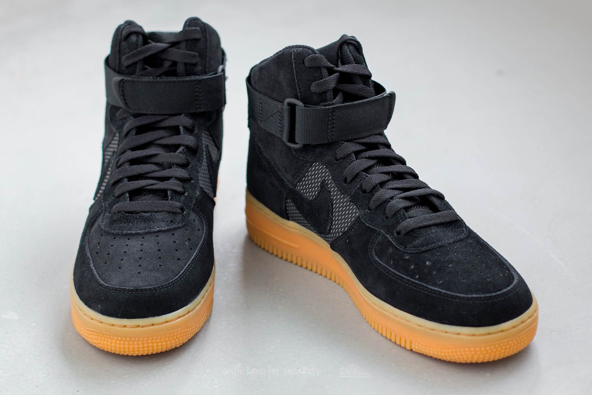 Air force 1 07 lv8 black gum hotsell
