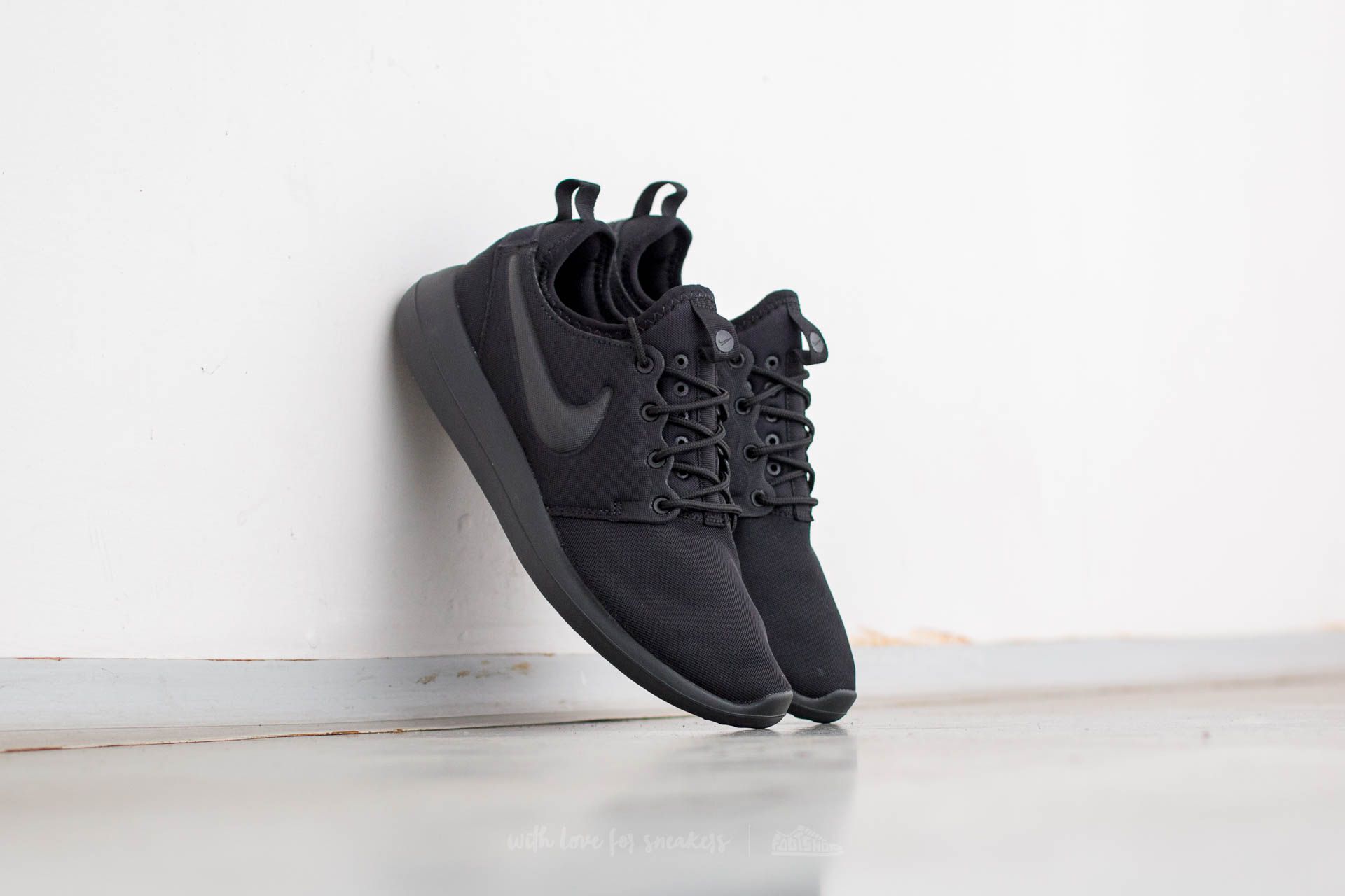 Roshe run 2 all black top