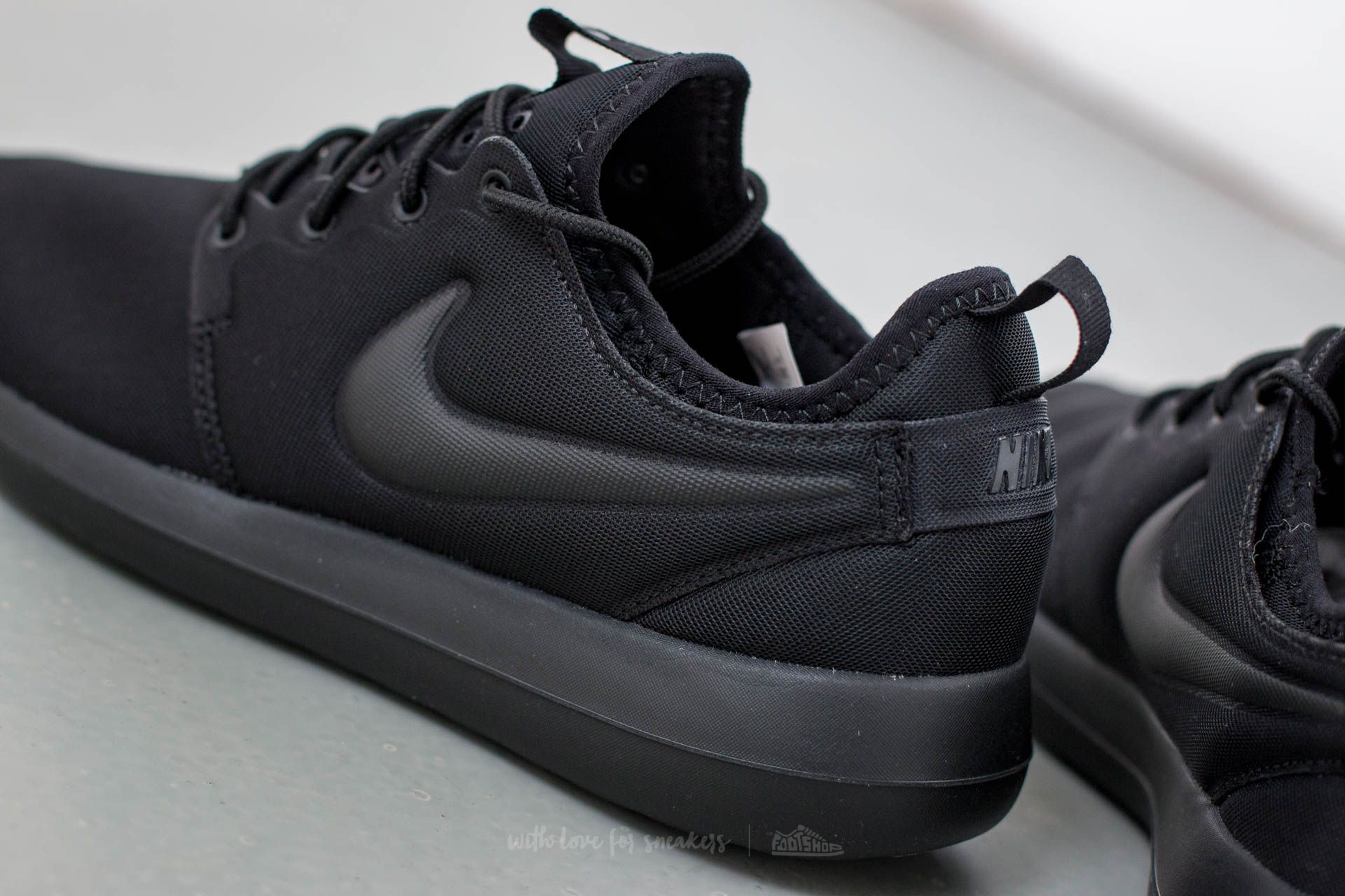 Nike roshe 2024 women all black