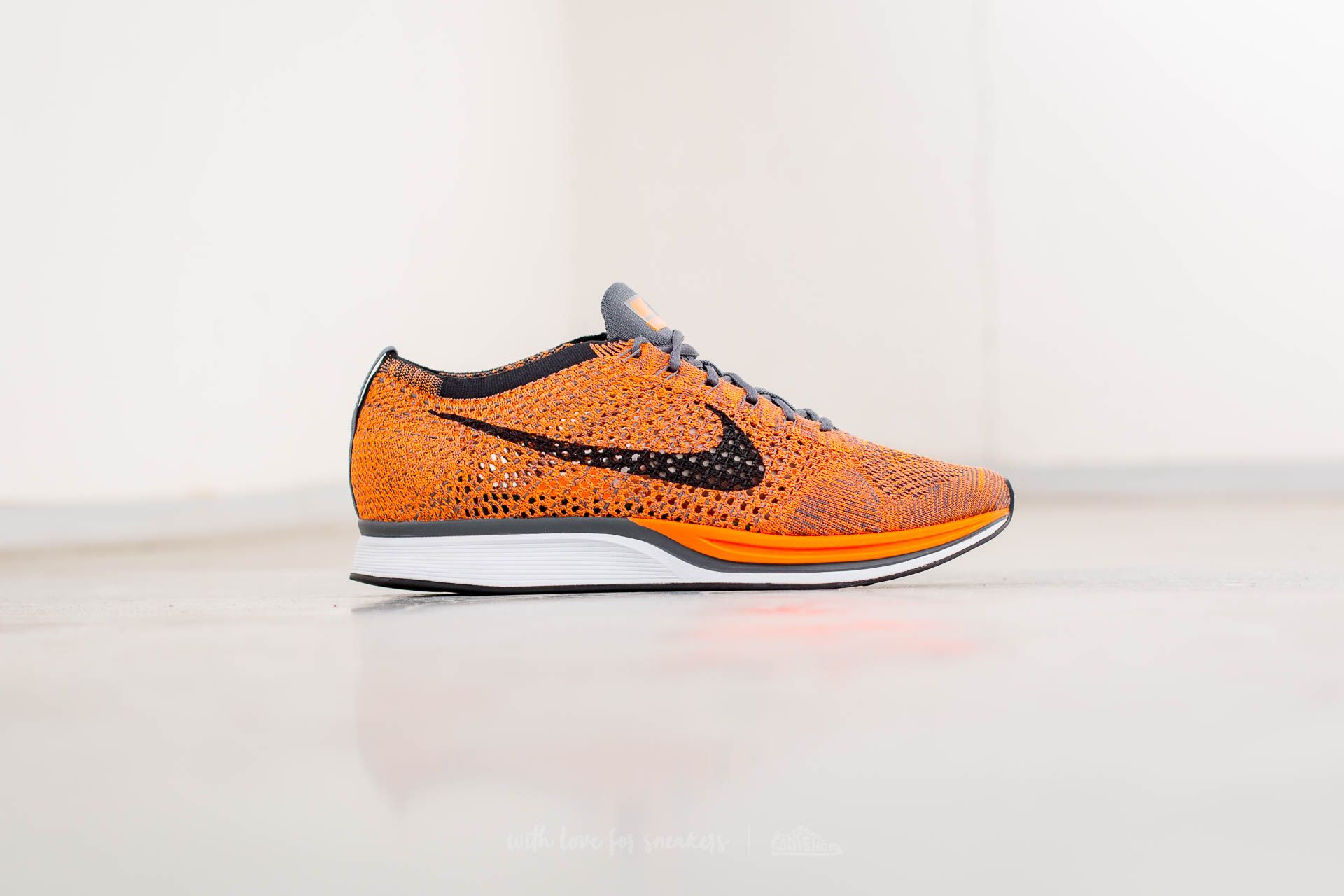 Skor för män Nike Flyknit Racer Total Orange/ White-Dark Grey